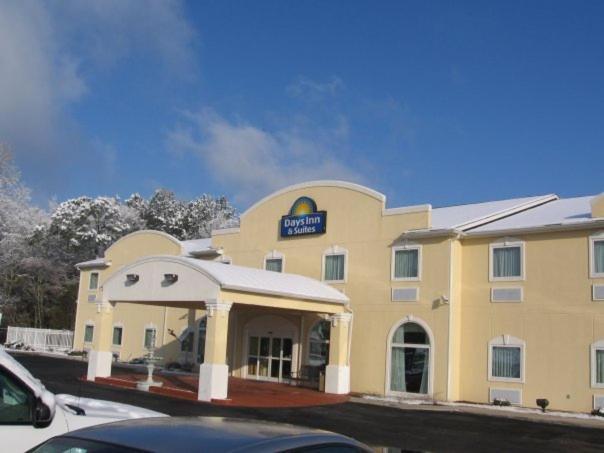 Days Inn & Suites by Wyndham Swainsboro photo 24