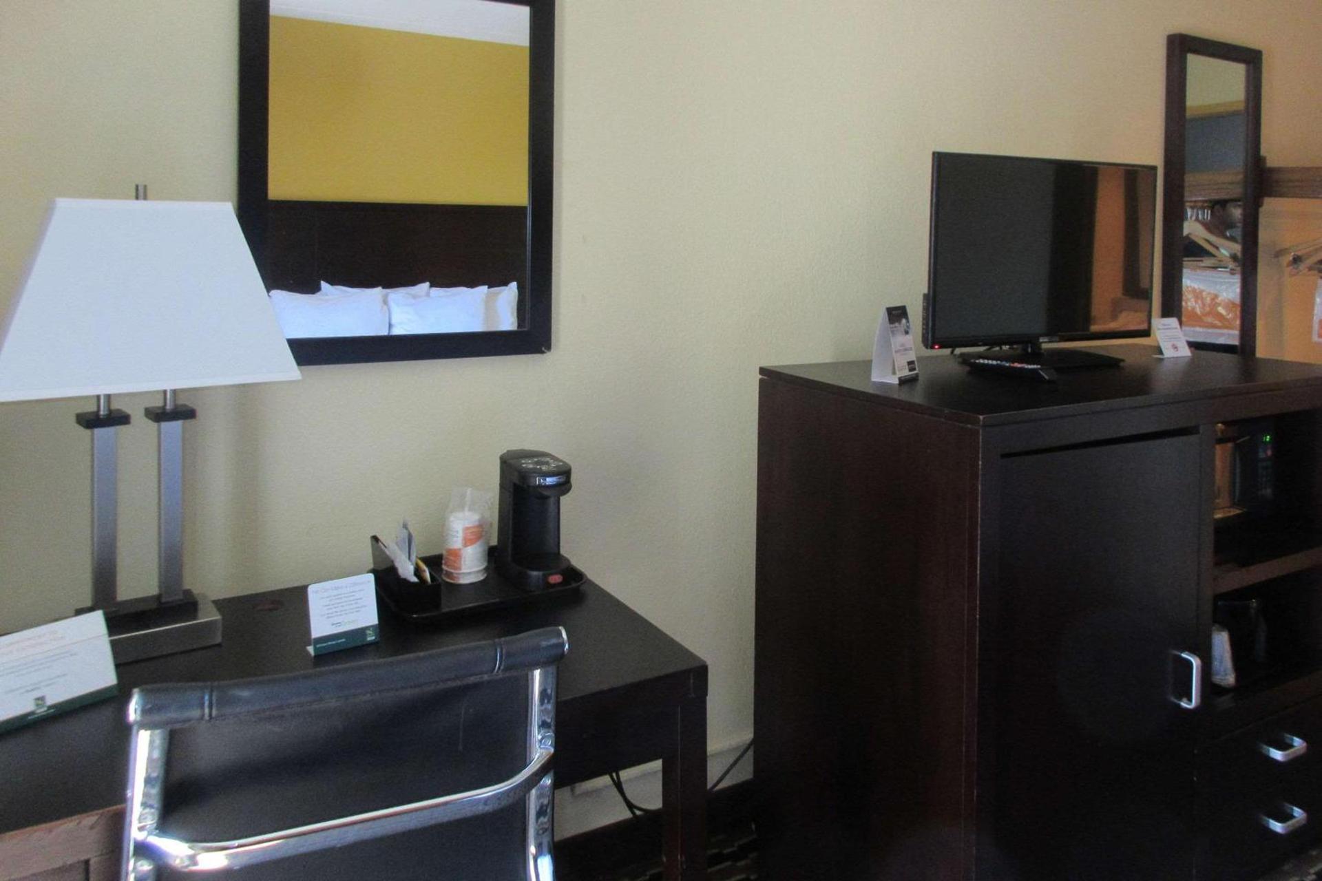 Quality Inn & Suites photo 9