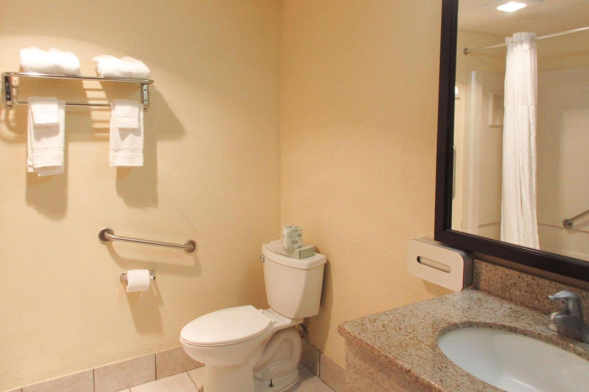 Quality Inn & Suites photo 8