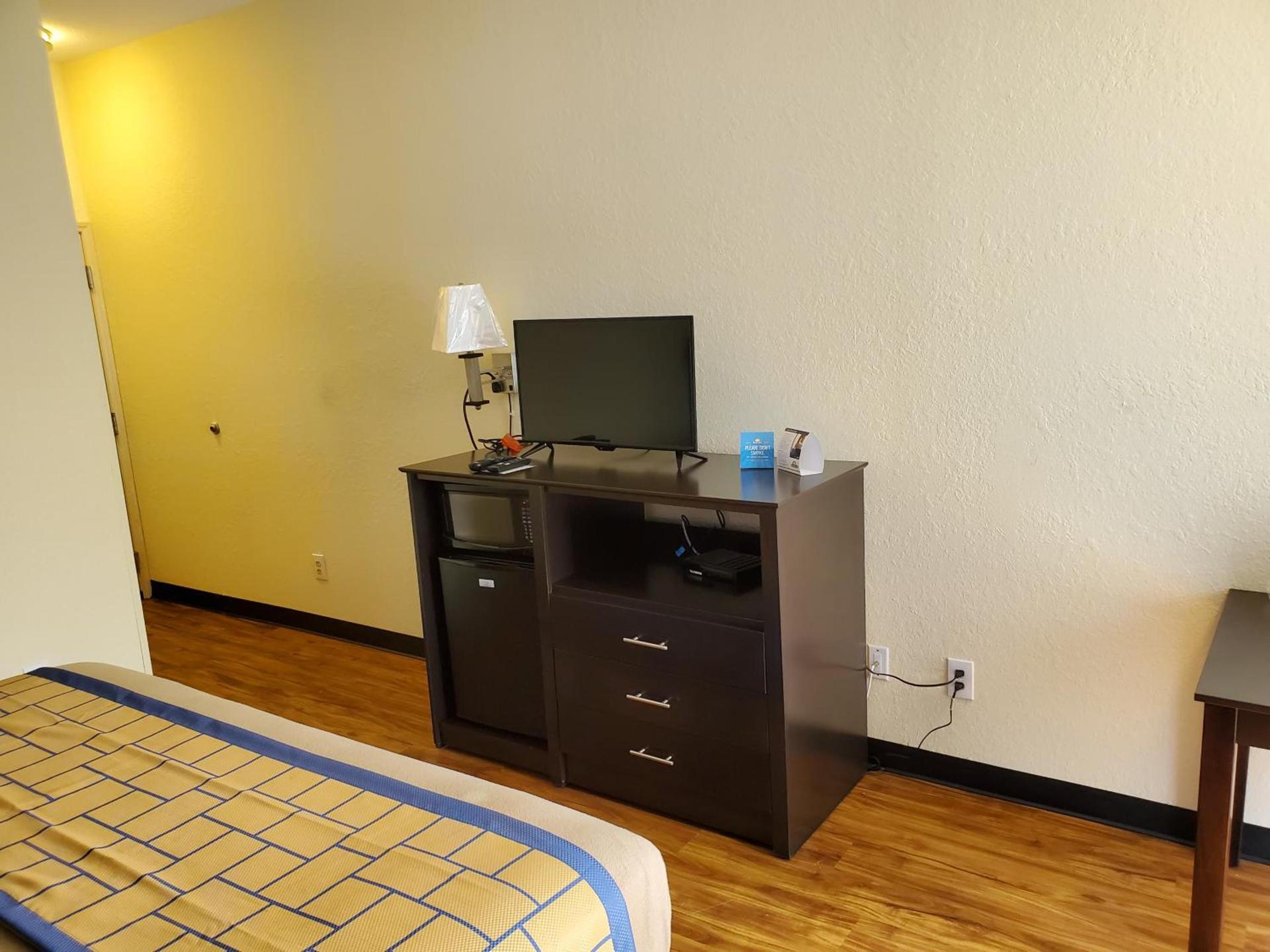 Days Inn by Wyndham Macon I-75 North photo 2