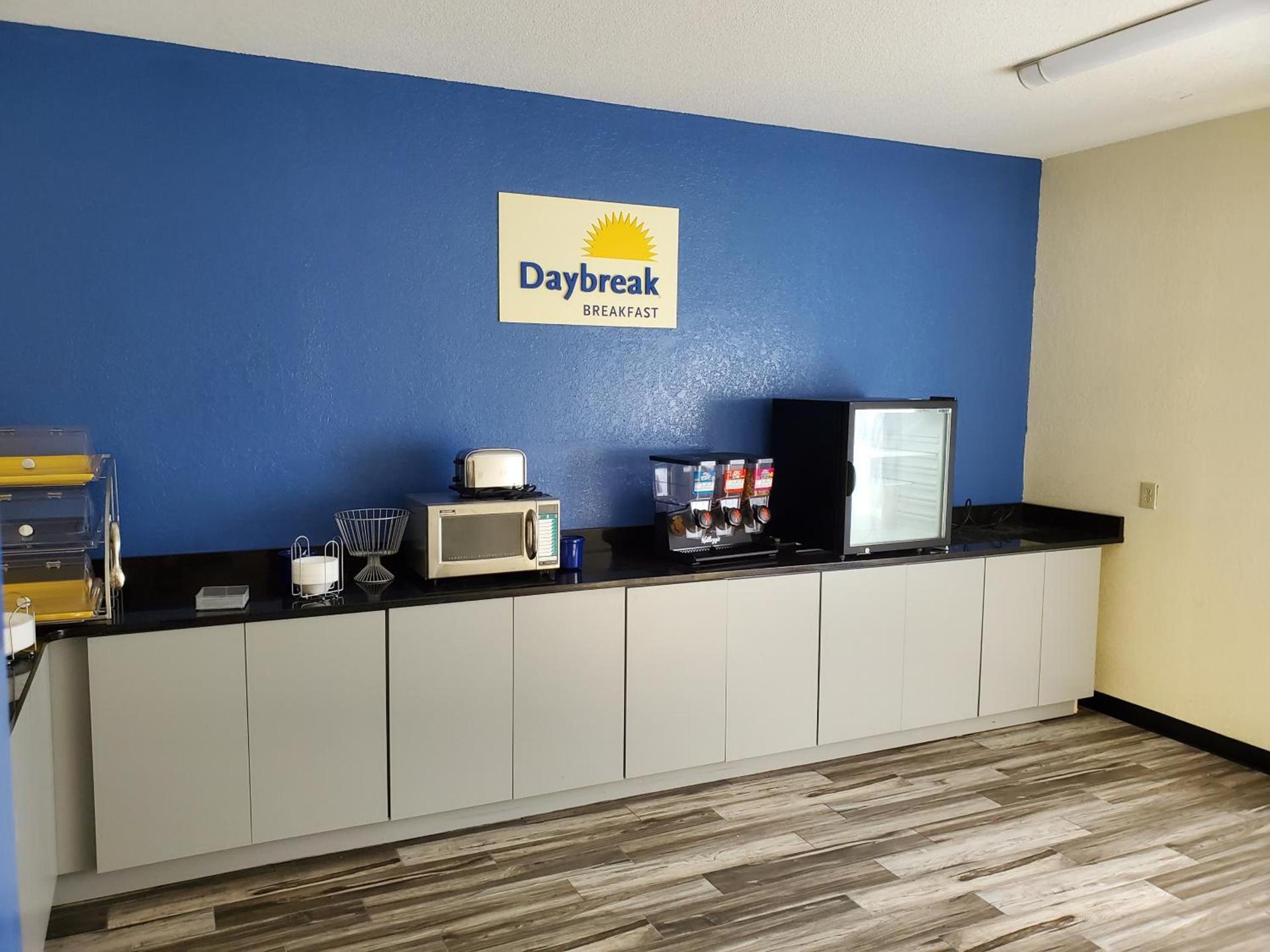 Days Inn by Wyndham Macon I-75 North photo 15