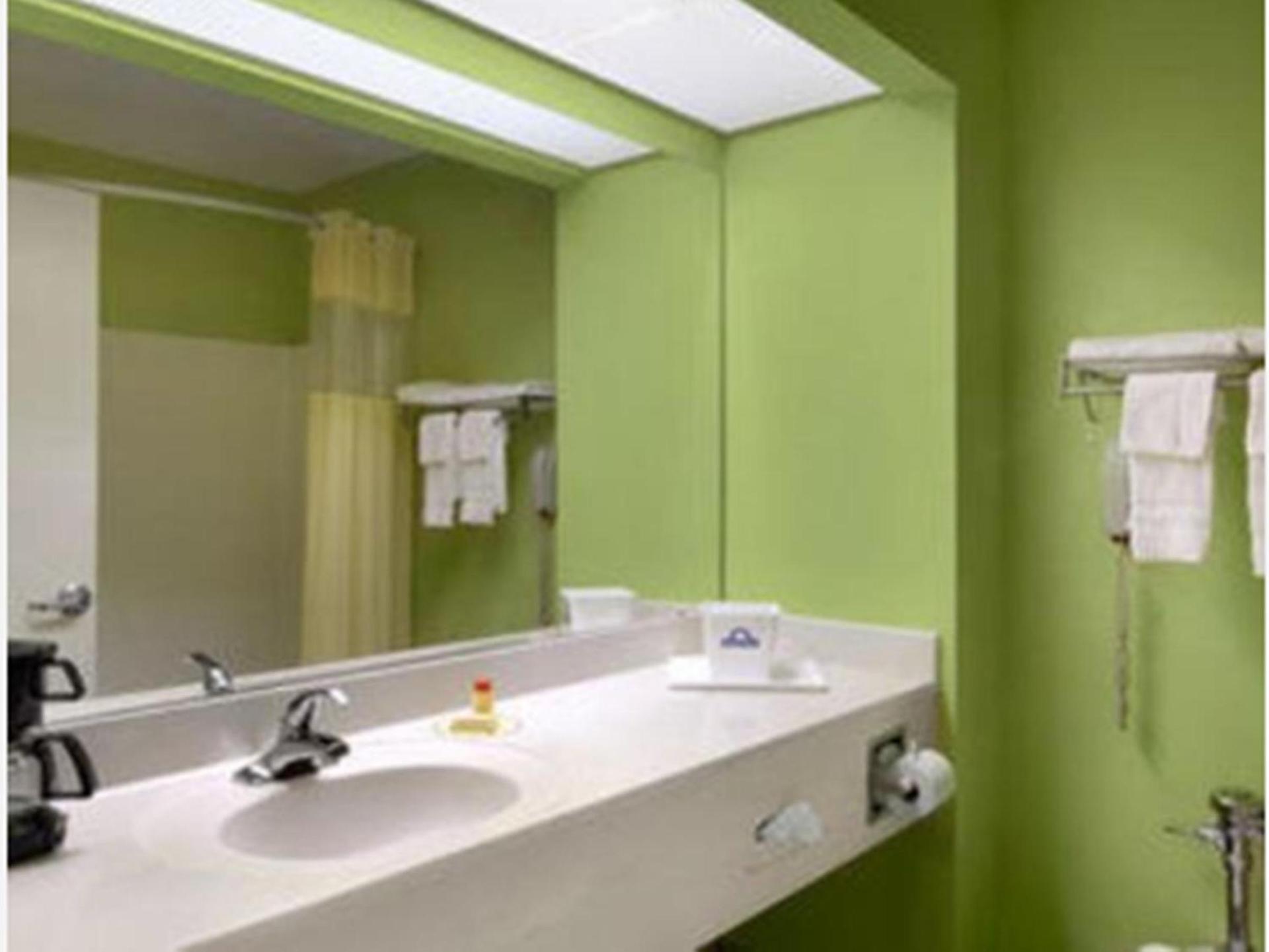 Days Inn by Wyndham Lincoln photo 17