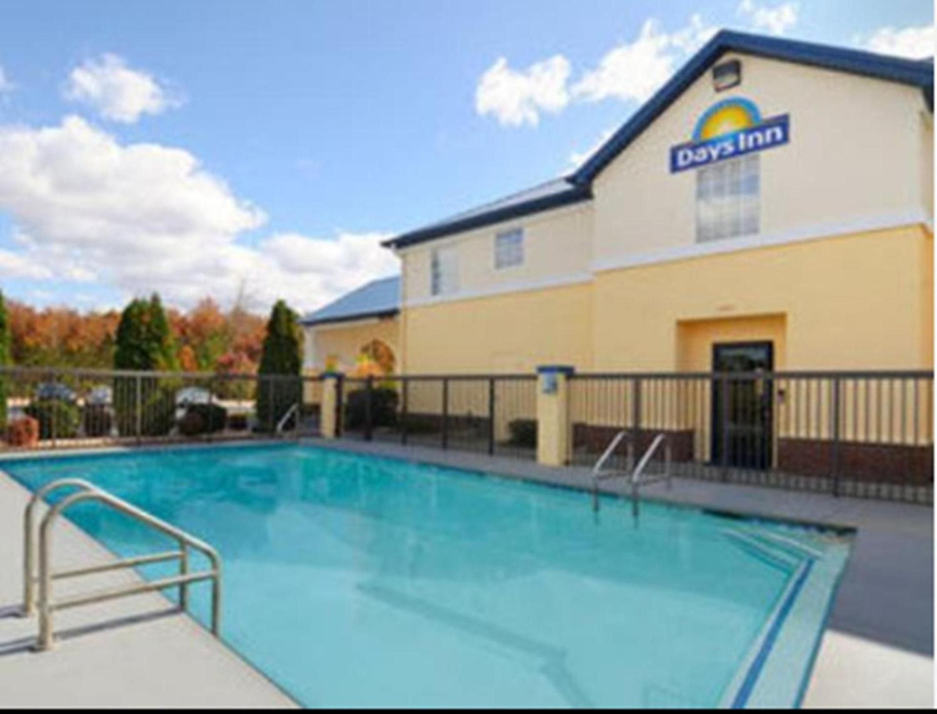 Days Inn by Wyndham Lincoln photo 15