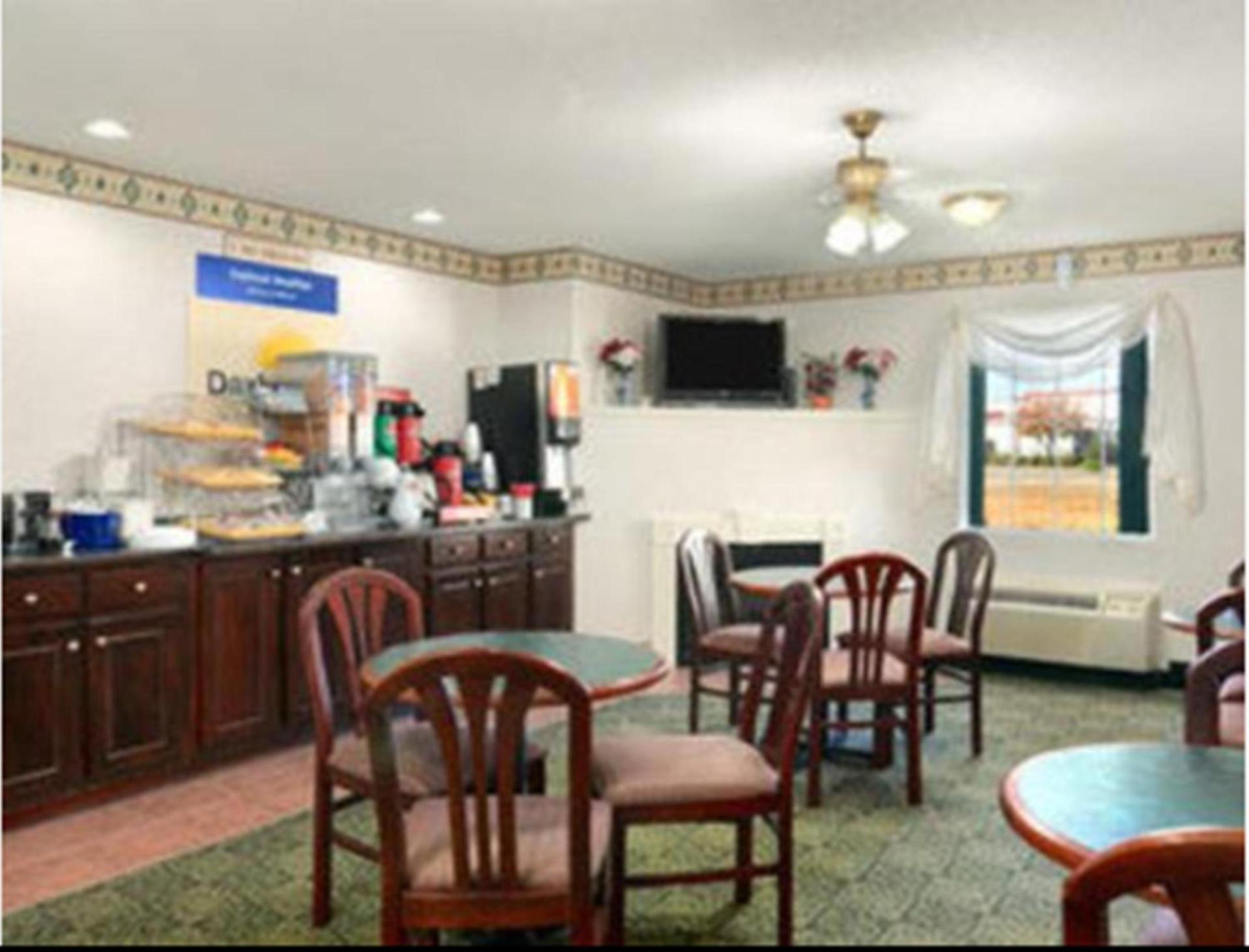 Days Inn by Wyndham Lincoln photo 16