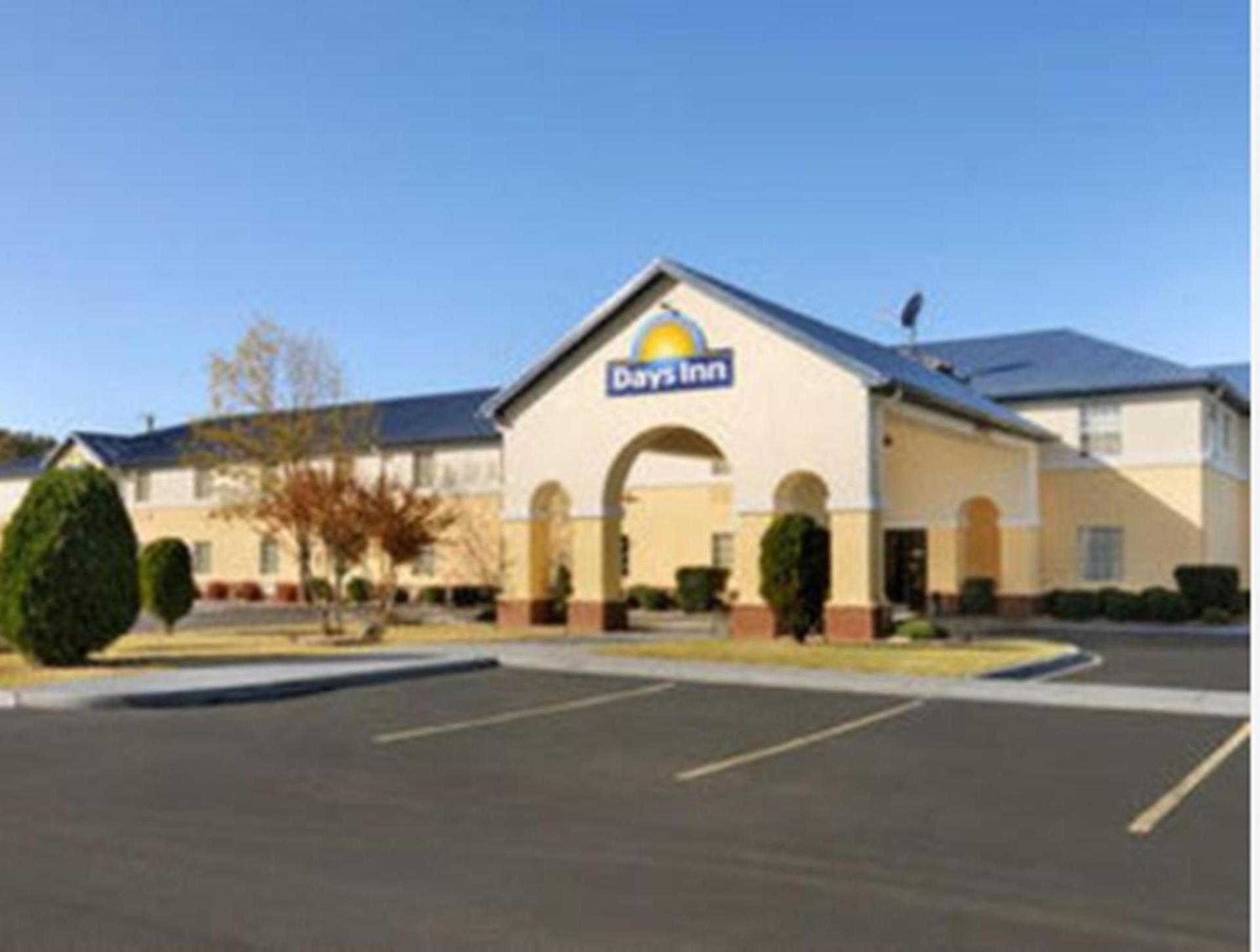 Days Inn by Wyndham Lincoln photo 14