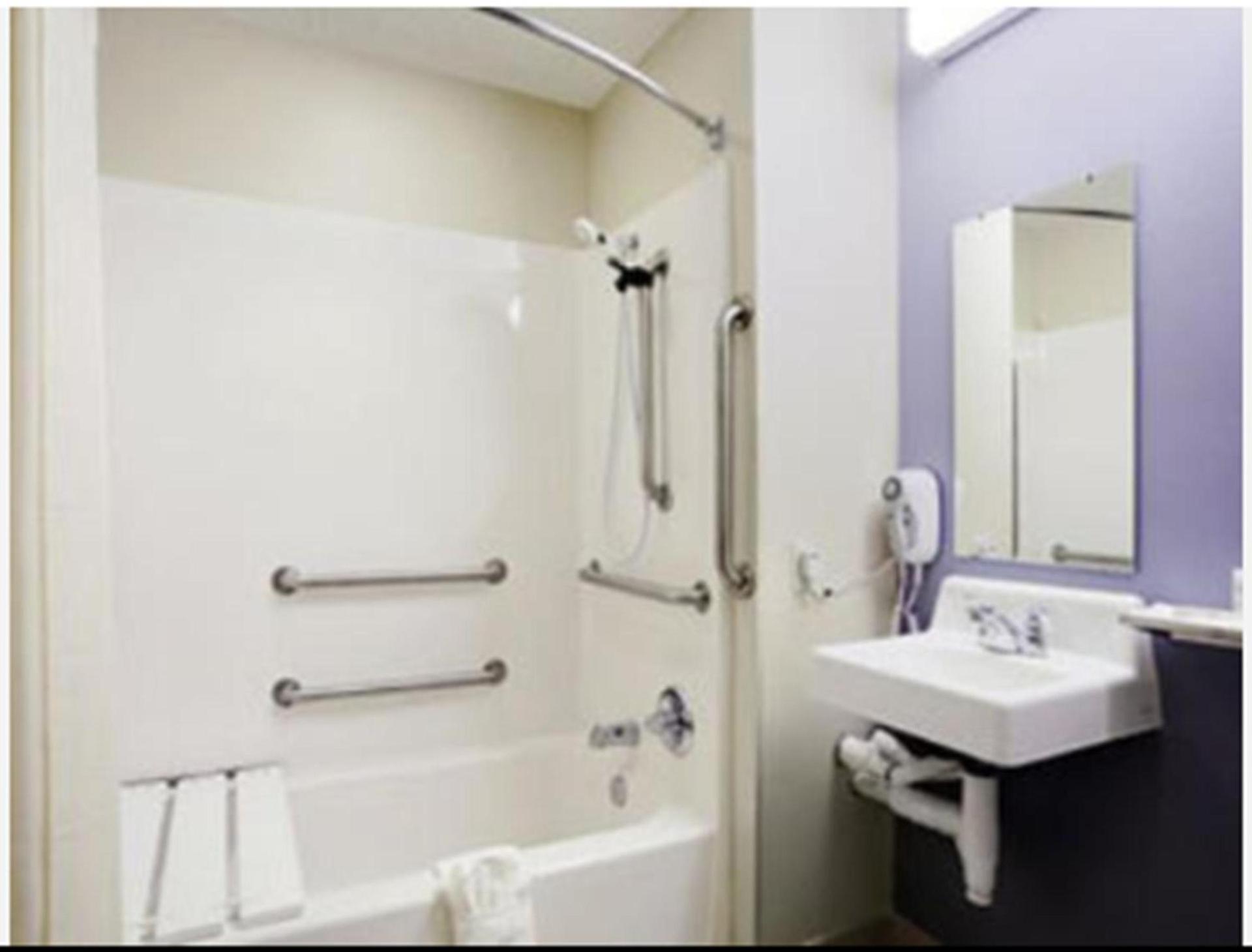 Microtel Inn & Suites by Wyndham Ozark photo 14
