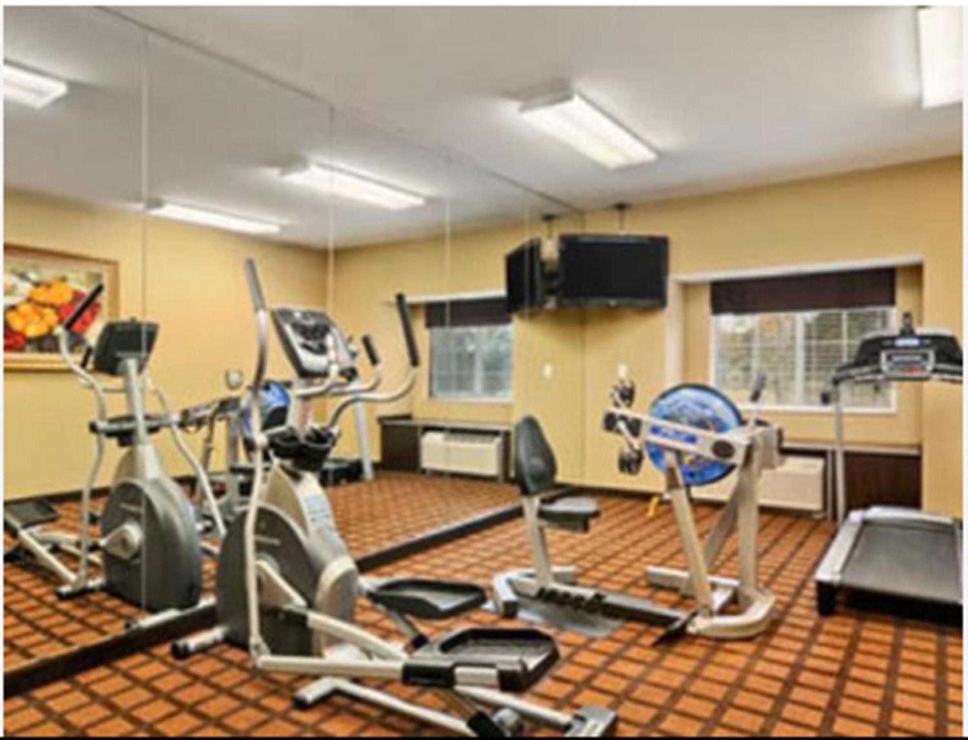Microtel Inn & Suites by Wyndham Ozark photo 7