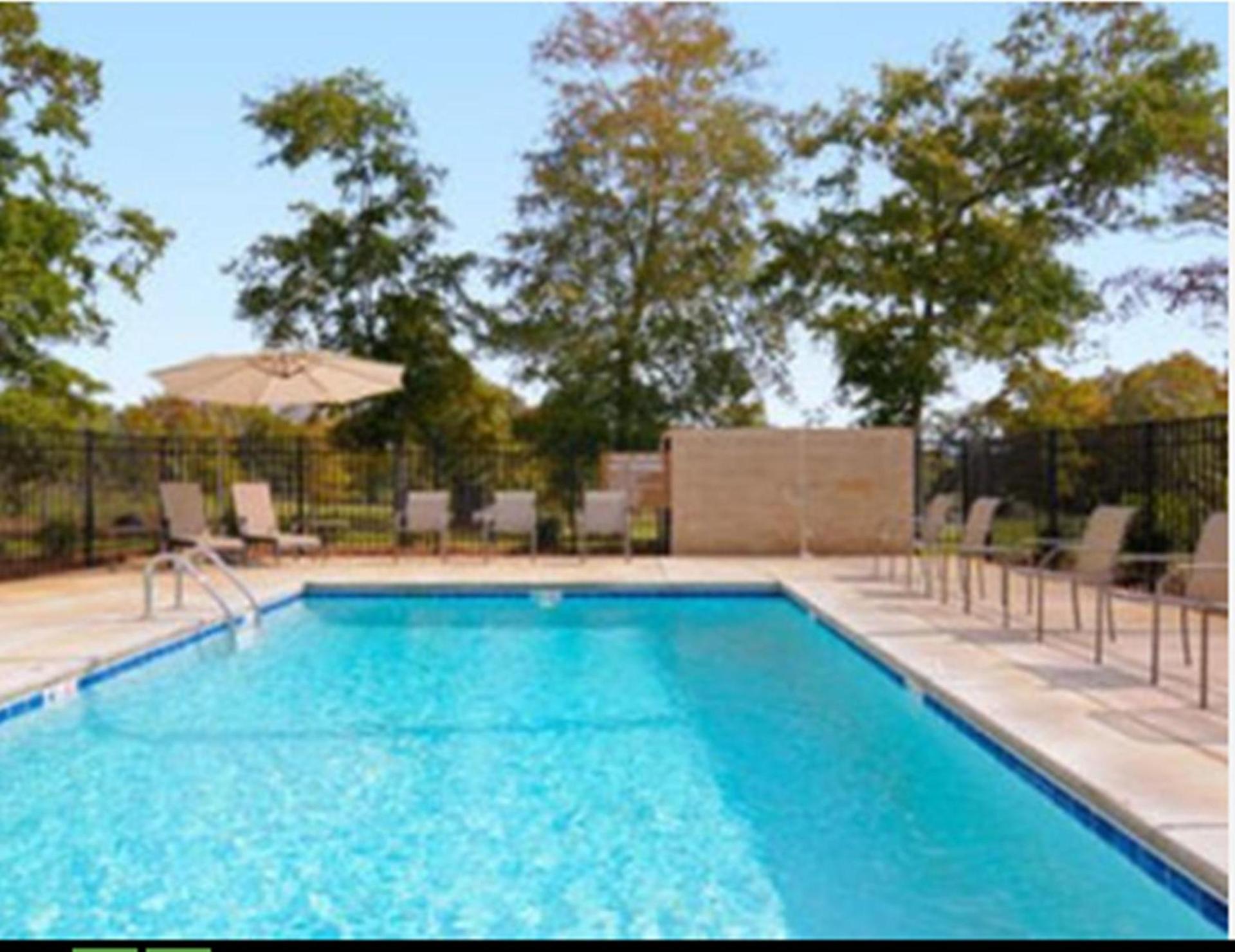 Microtel Inn & Suites by Wyndham Ozark photo 5