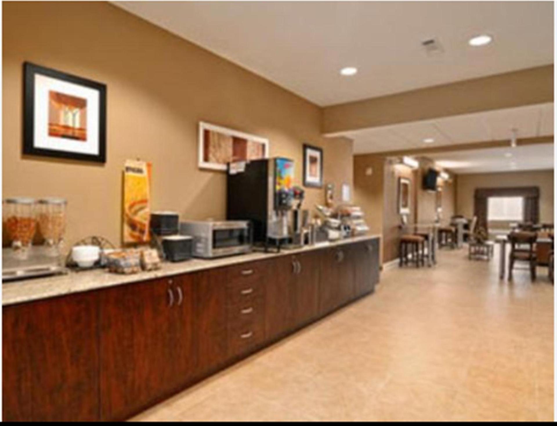 Microtel Inn & Suites by Wyndham Ozark photo 4
