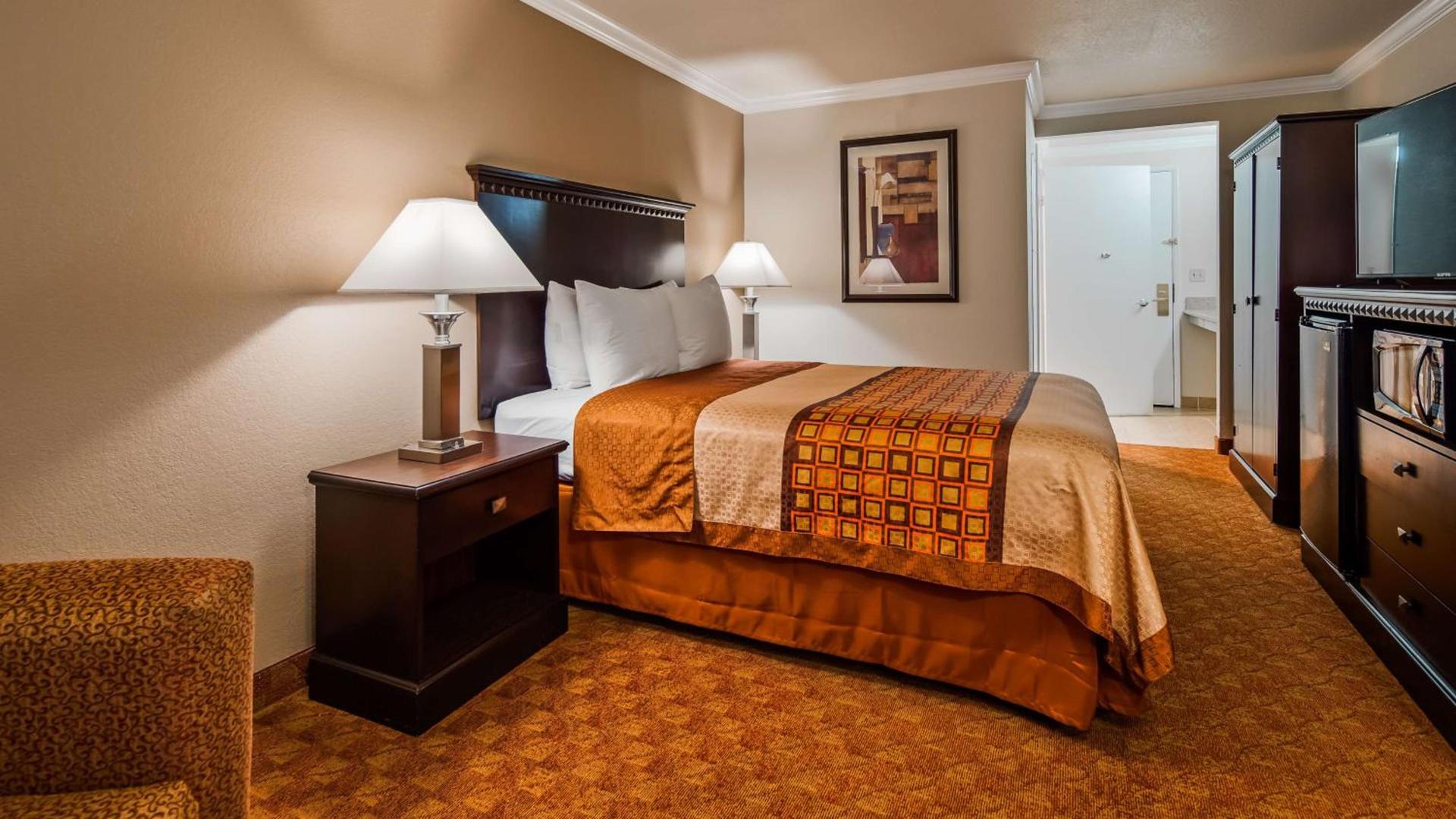 Lompoc Valley Inn and Suites photo 9