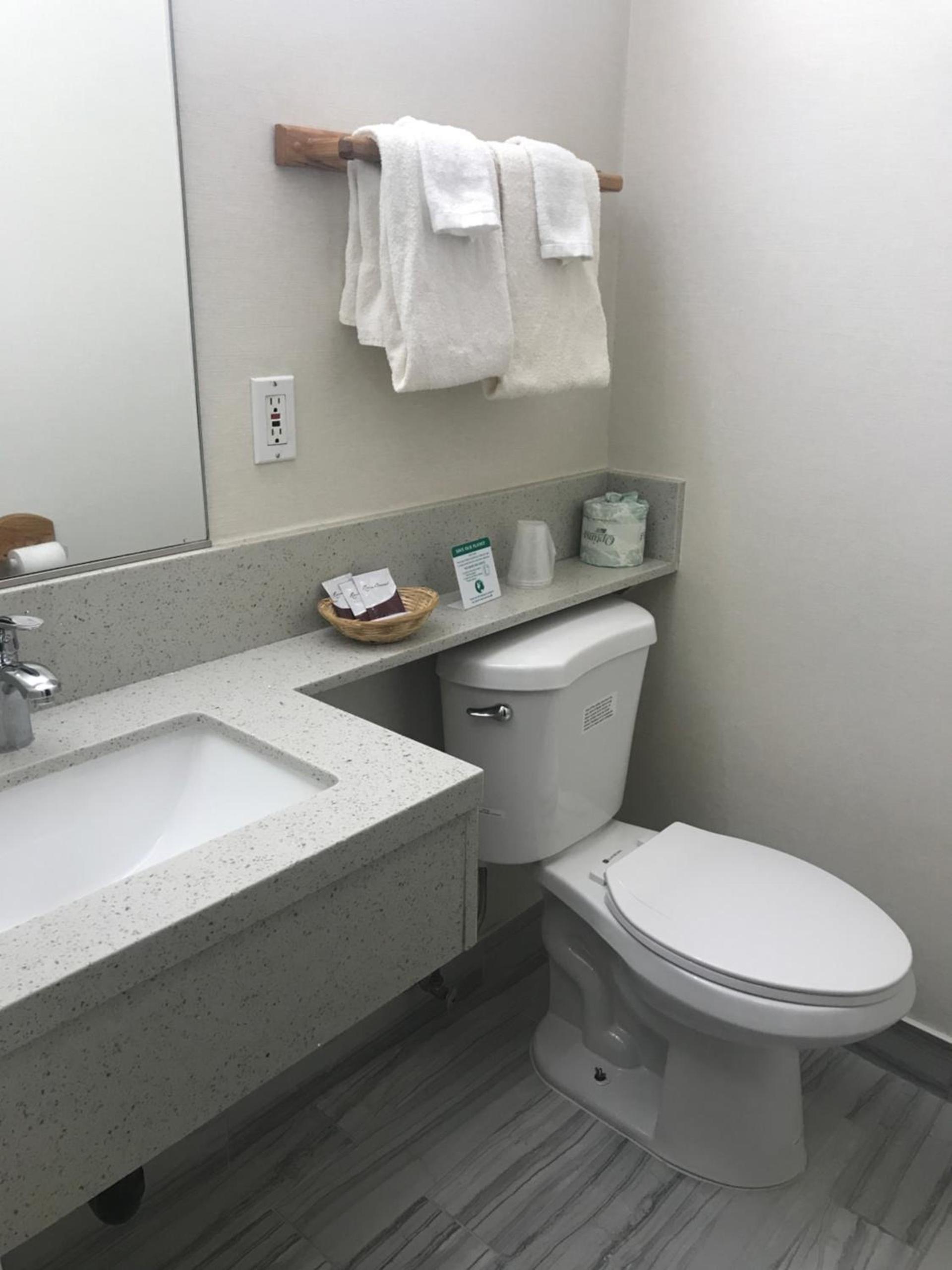 Manhattan Inn & Suites photo 8