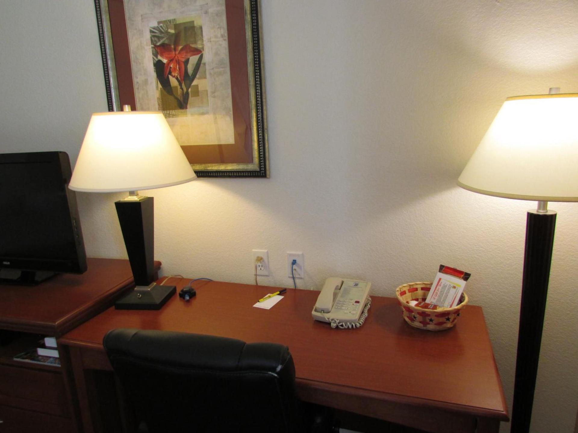 Super 8 by Wyndham Austin/Airport South photo 59