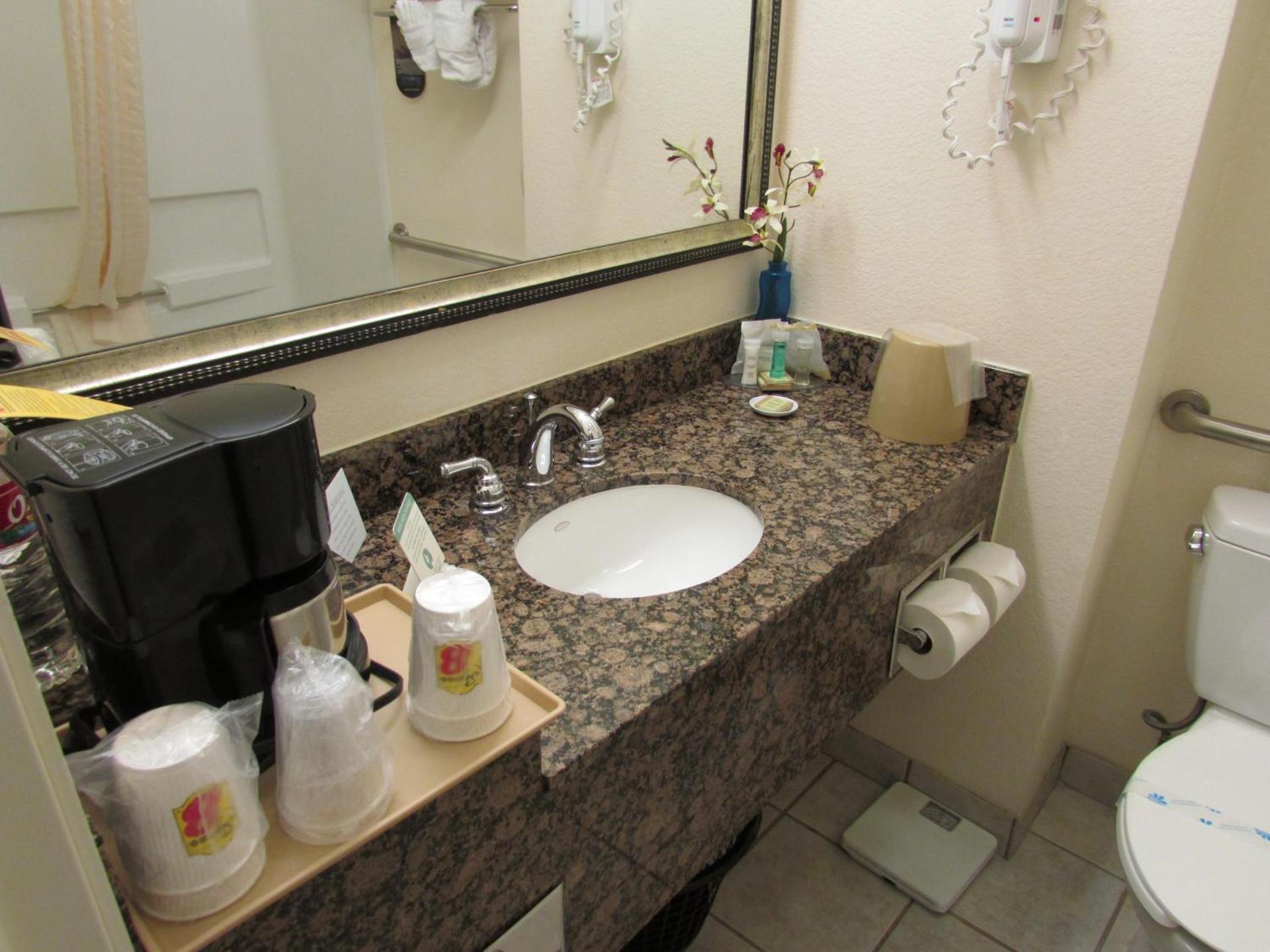 Super 8 by Wyndham Austin/Airport South photo 57