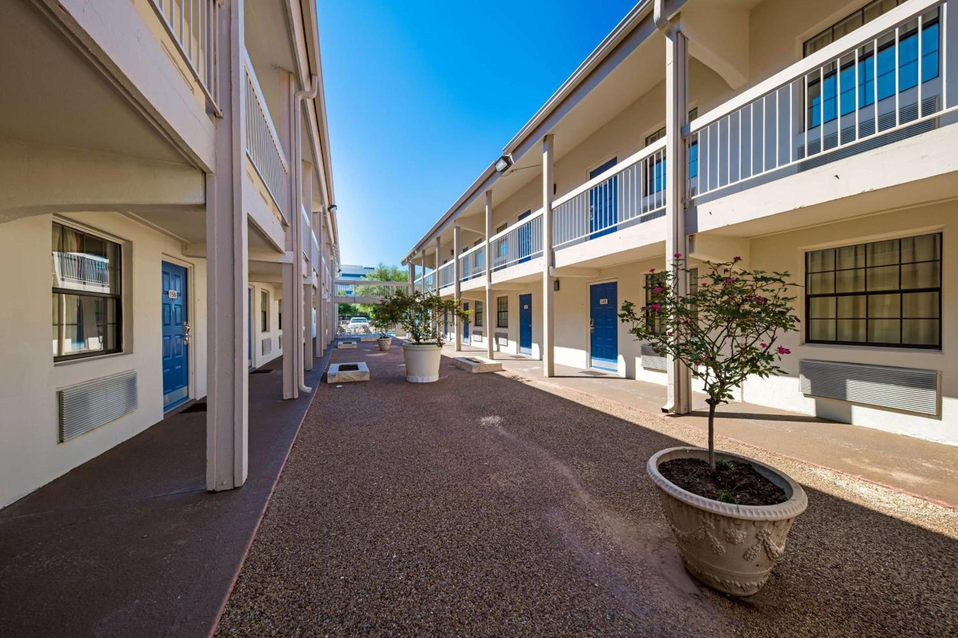 Motel 6-Dallas, TX - Farmers Branch photo 4