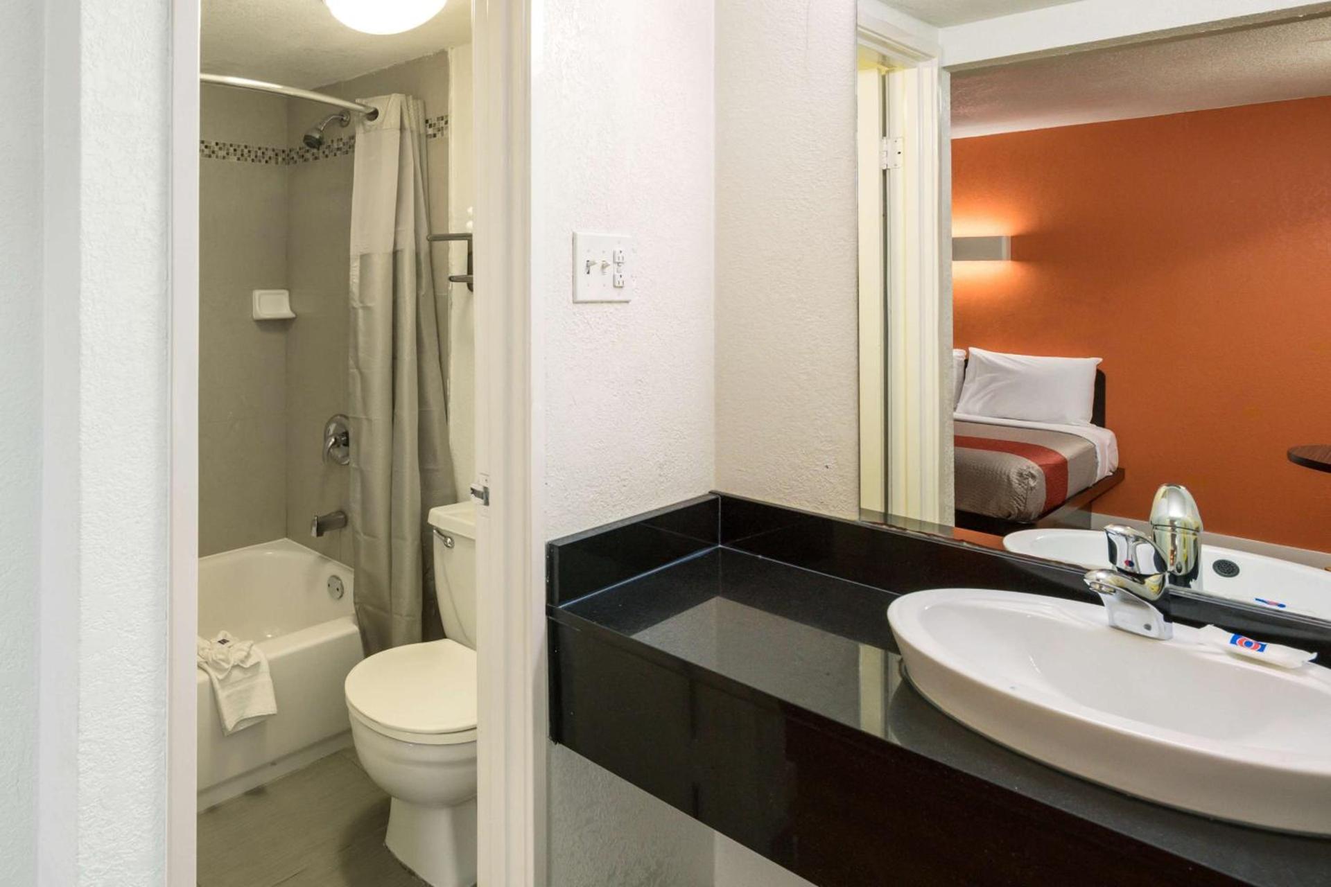Motel 6-Dallas, TX - Farmers Branch photo 24