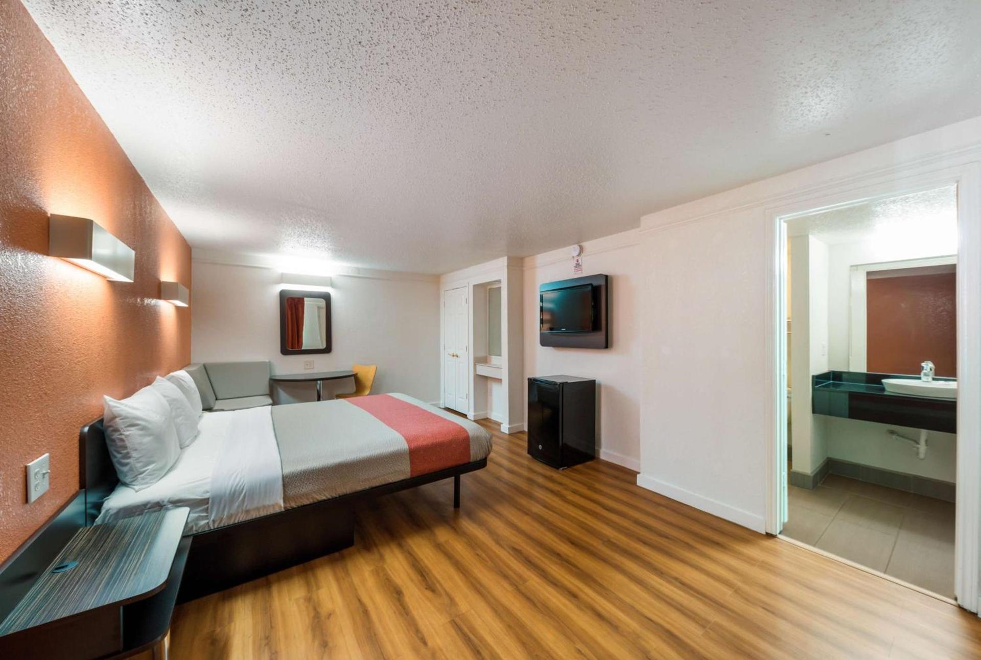 Motel 6-Dallas, TX - Farmers Branch photo 13