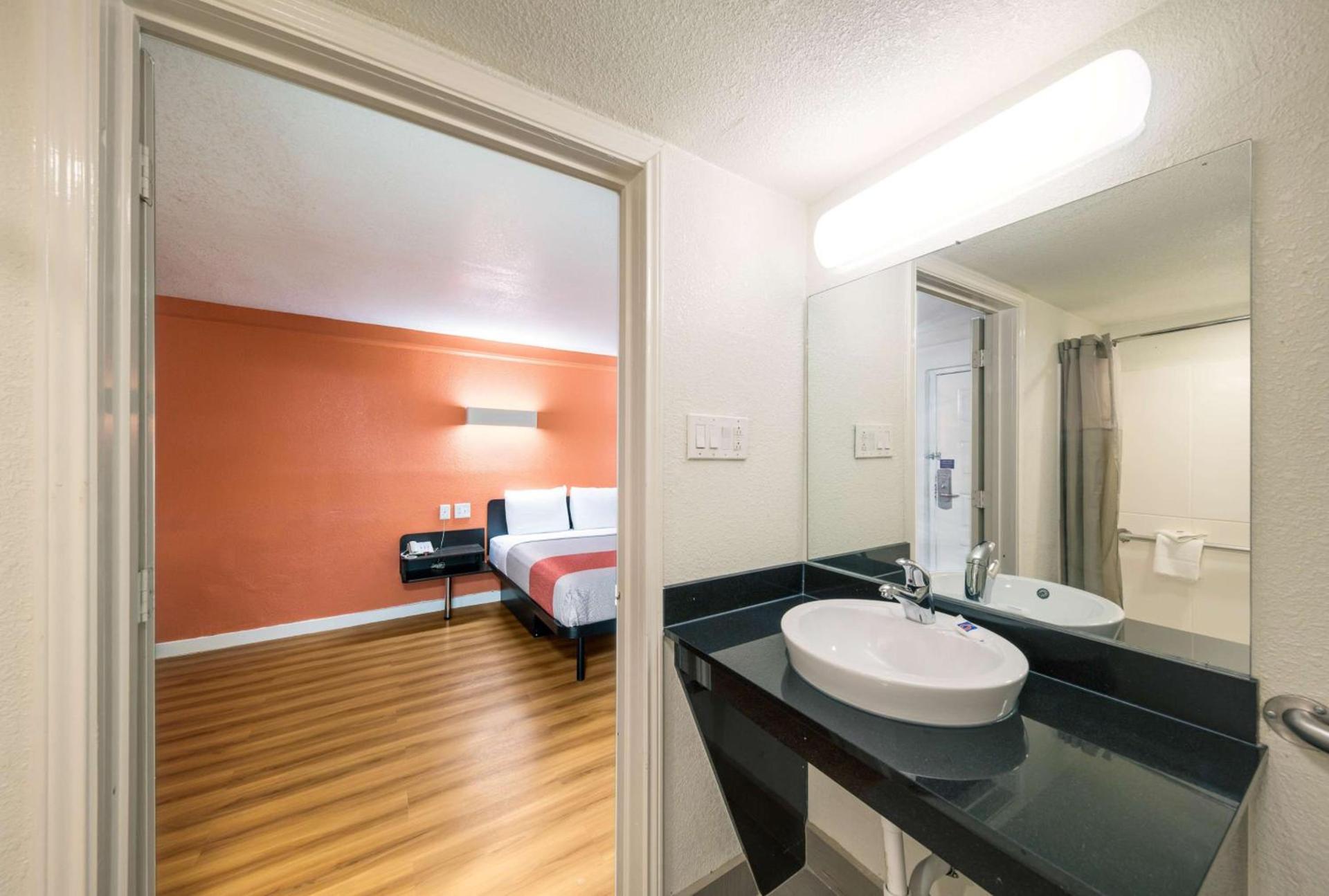 Motel 6-Dallas, TX - Farmers Branch photo 8