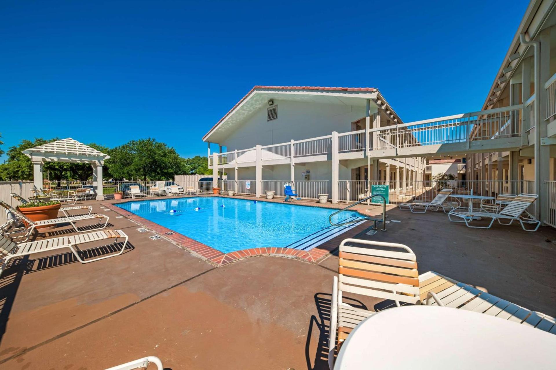 Motel 6-Dallas, TX - Farmers Branch photo 7