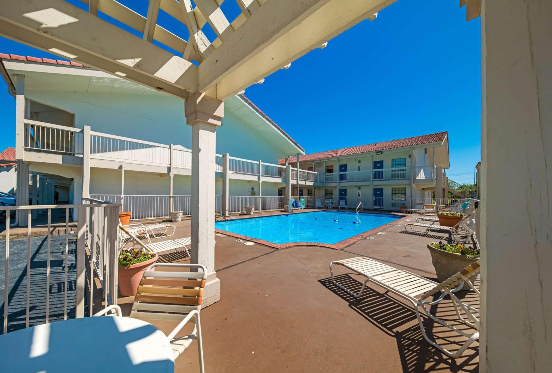 Motel 6-Dallas, TX - Farmers Branch photo 5