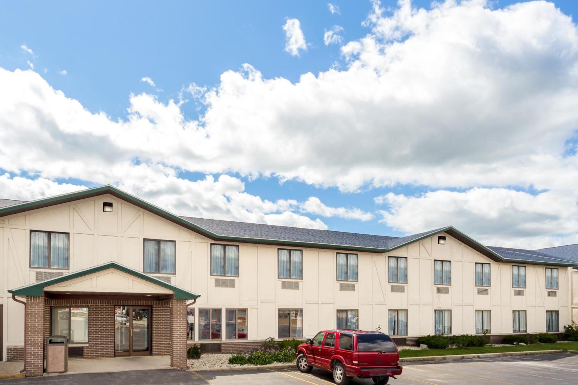 Delavan Inn and Suites photo 9