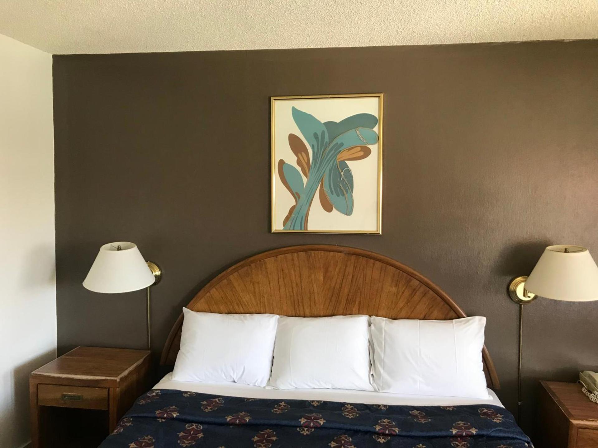 Economy Inn Barstow photo 35