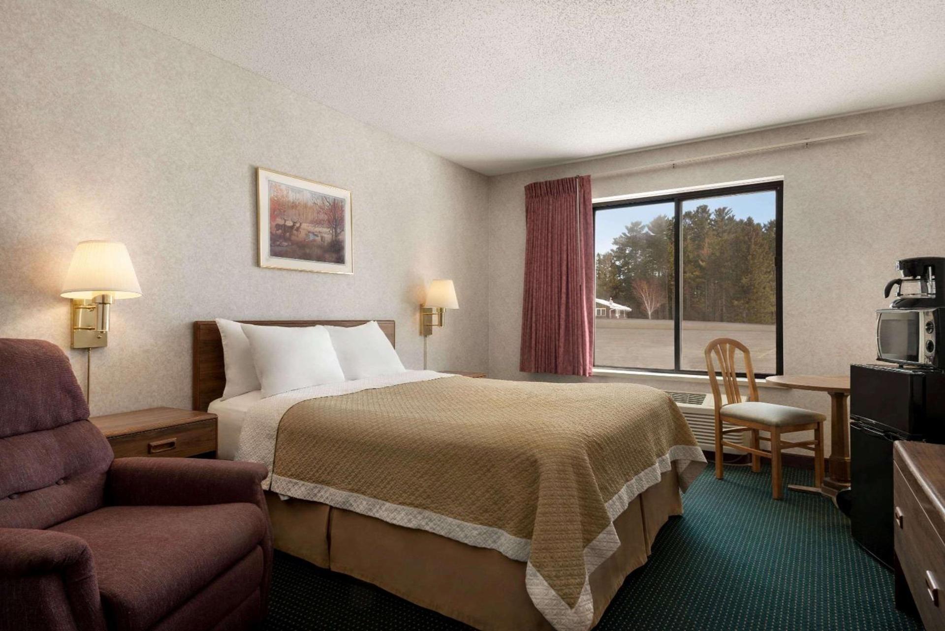 Days Inn by Wyndham Eagle River photo 5
