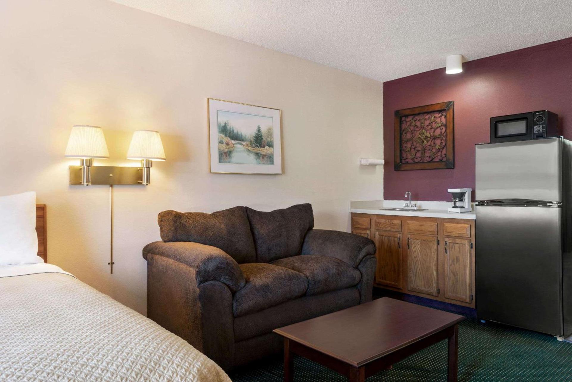 Days Inn by Wyndham Eagle River photo 8