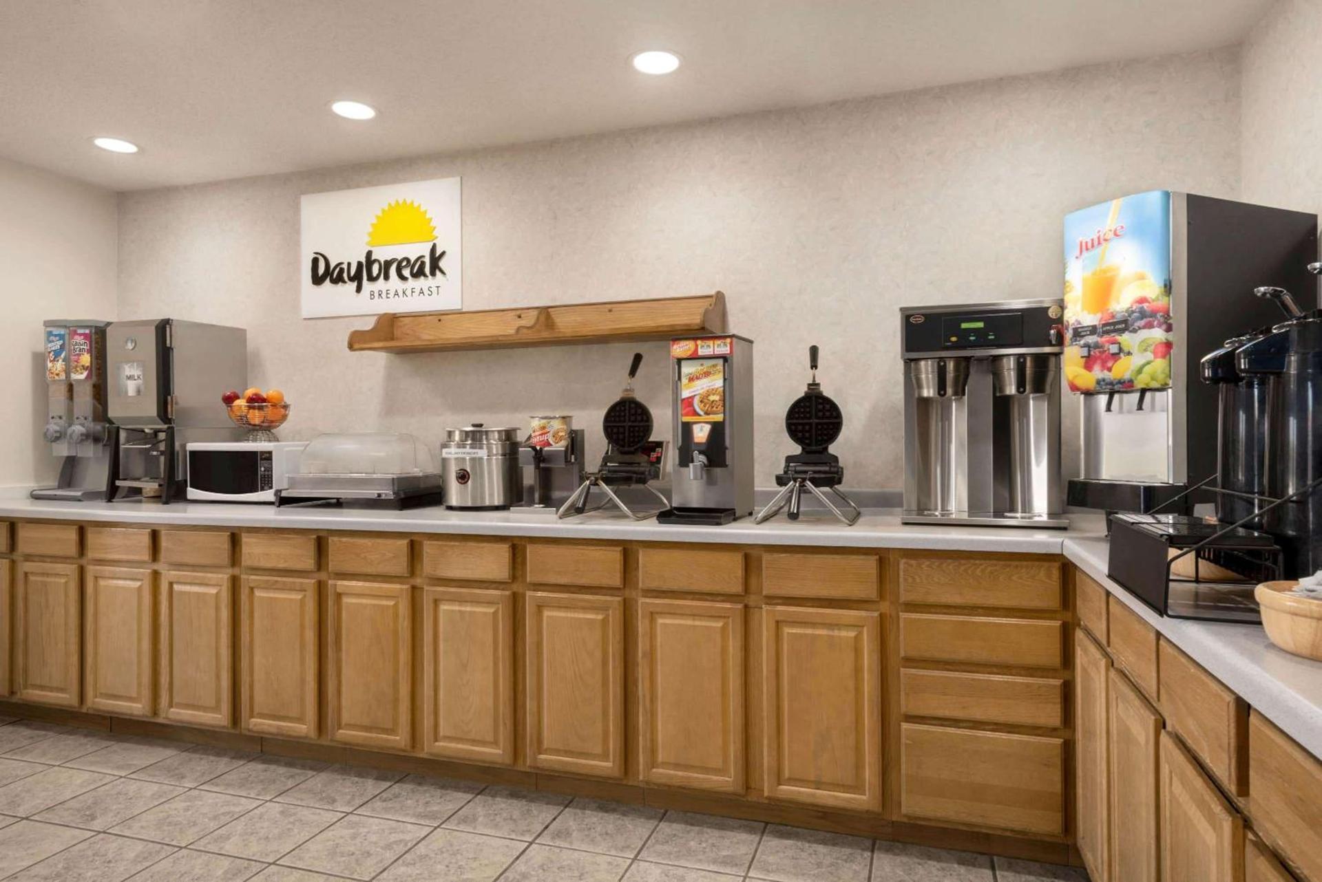 Days Inn by Wyndham Eagle River photo 10