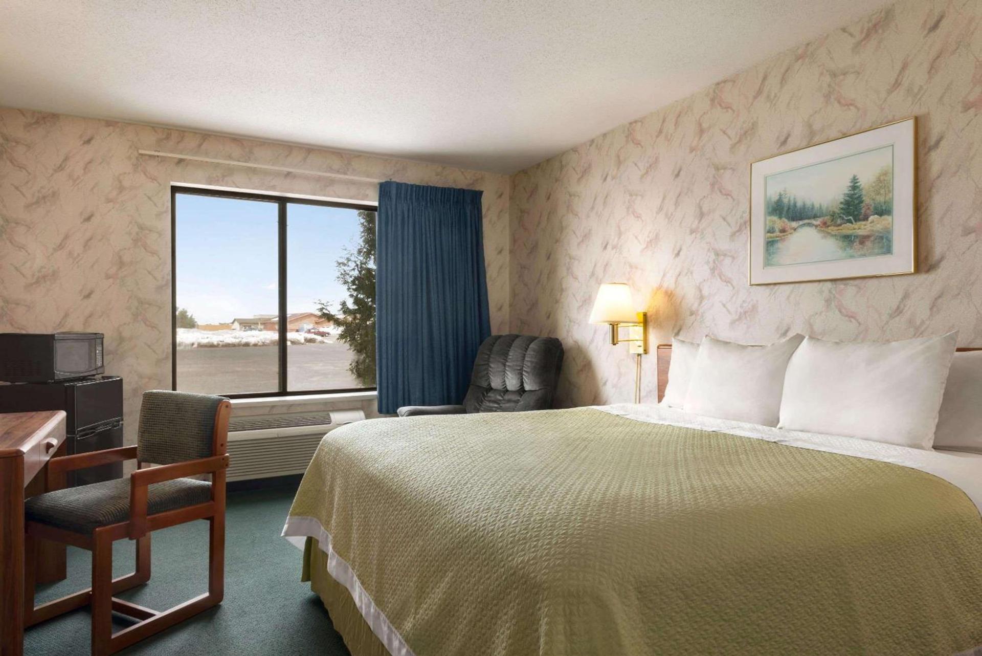 Days Inn by Wyndham Eagle River photo 16