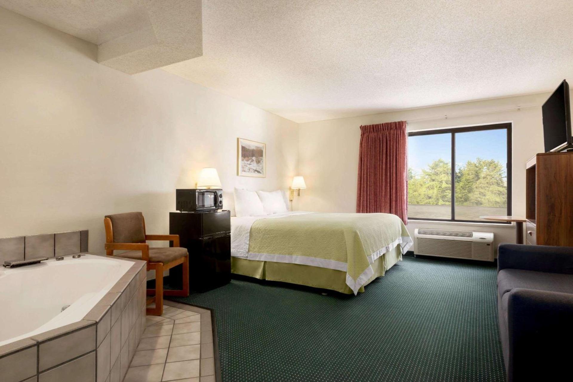 Days Inn by Wyndham Eagle River photo 4