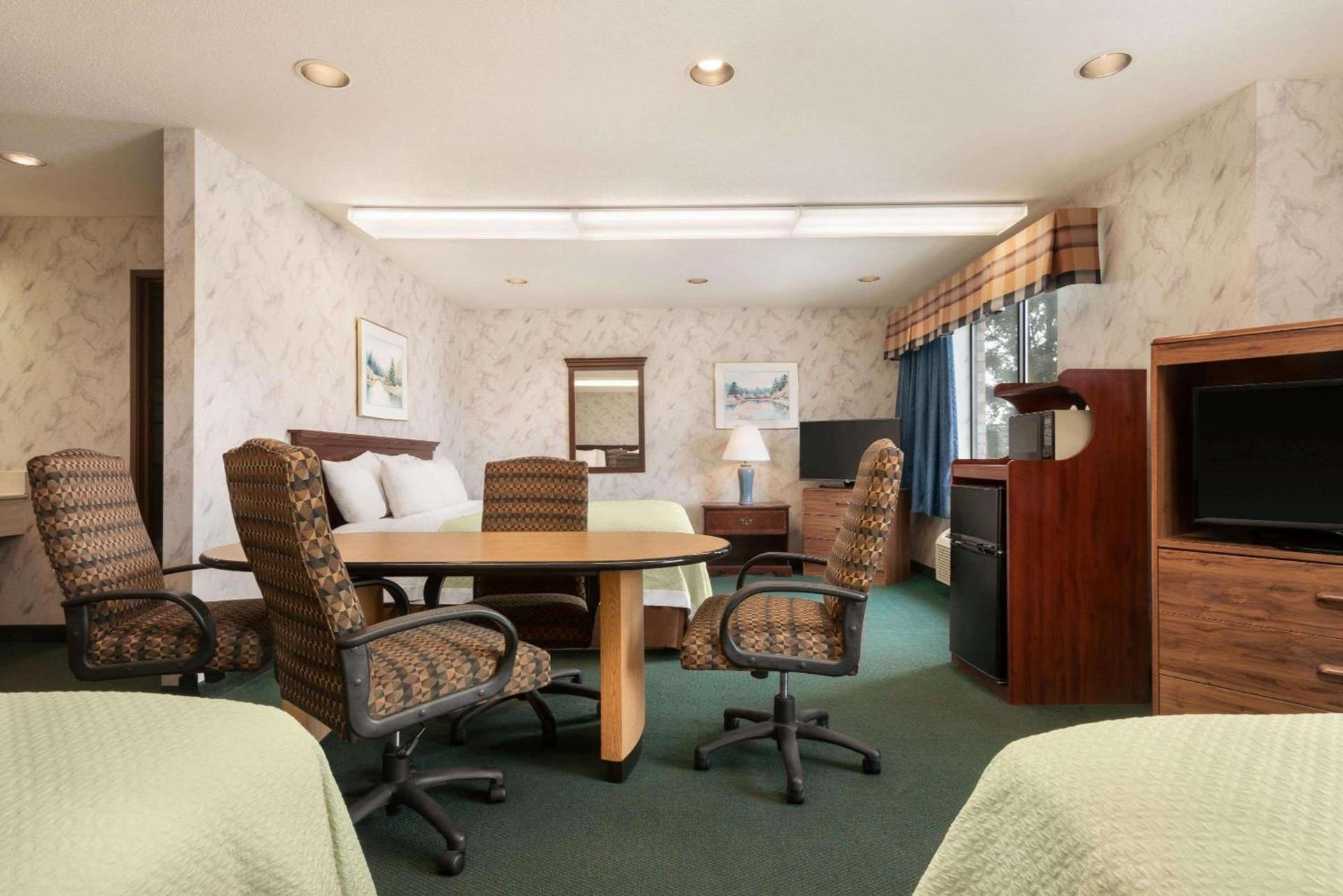 Days Inn by Wyndham Eagle River photo 7