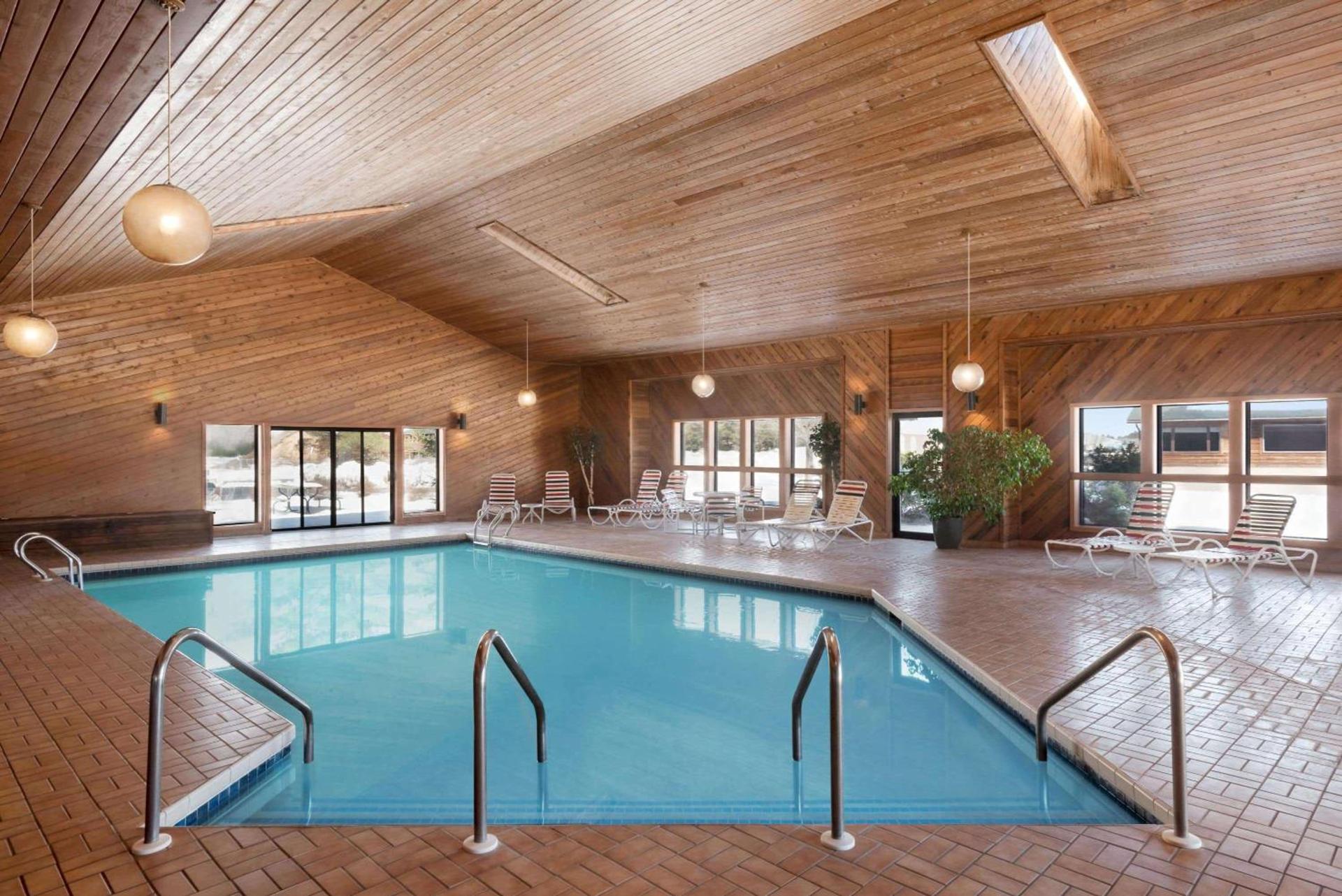 Days Inn by Wyndham Eagle River photo 9