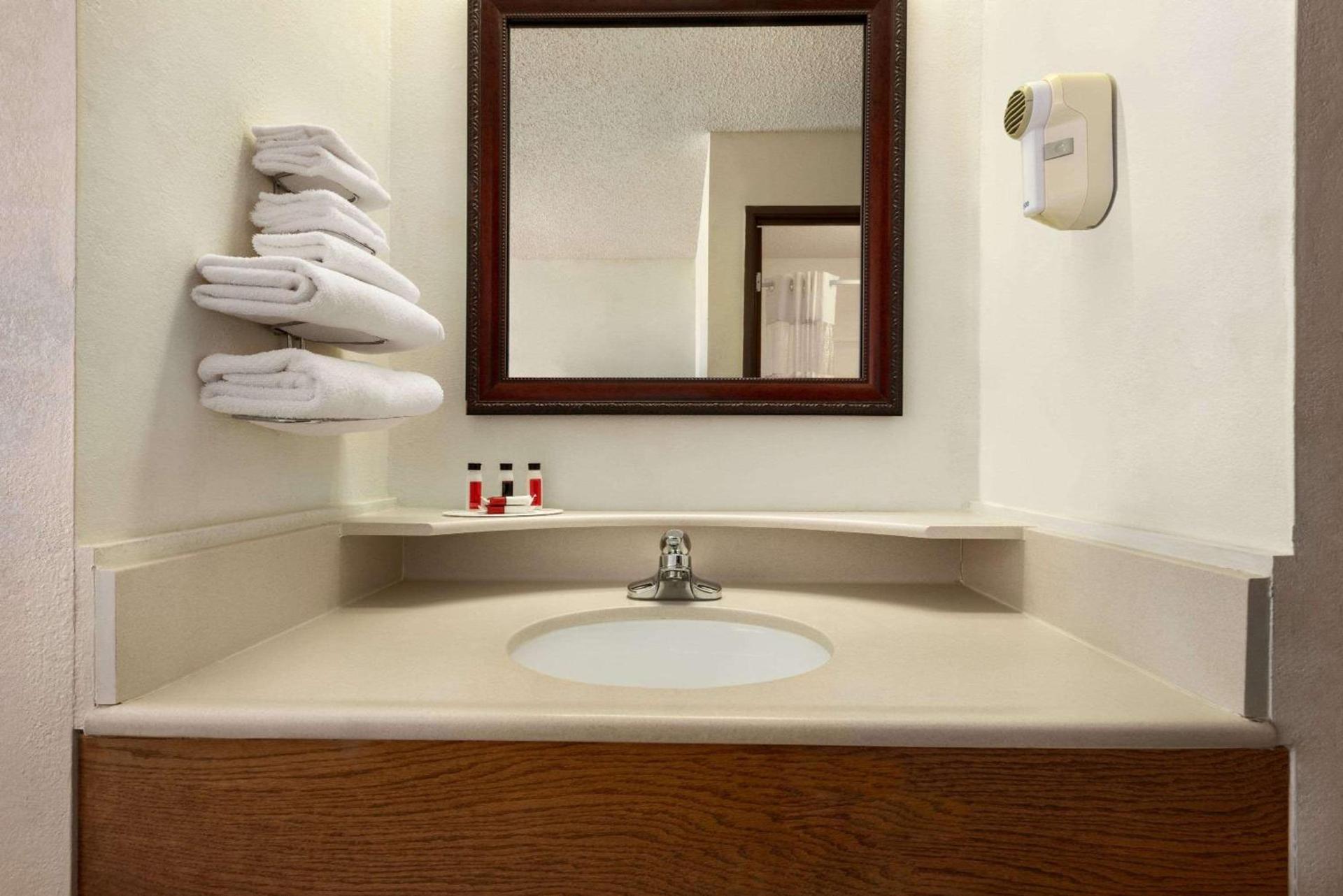 Days Inn by Wyndham Eagle River photo 14