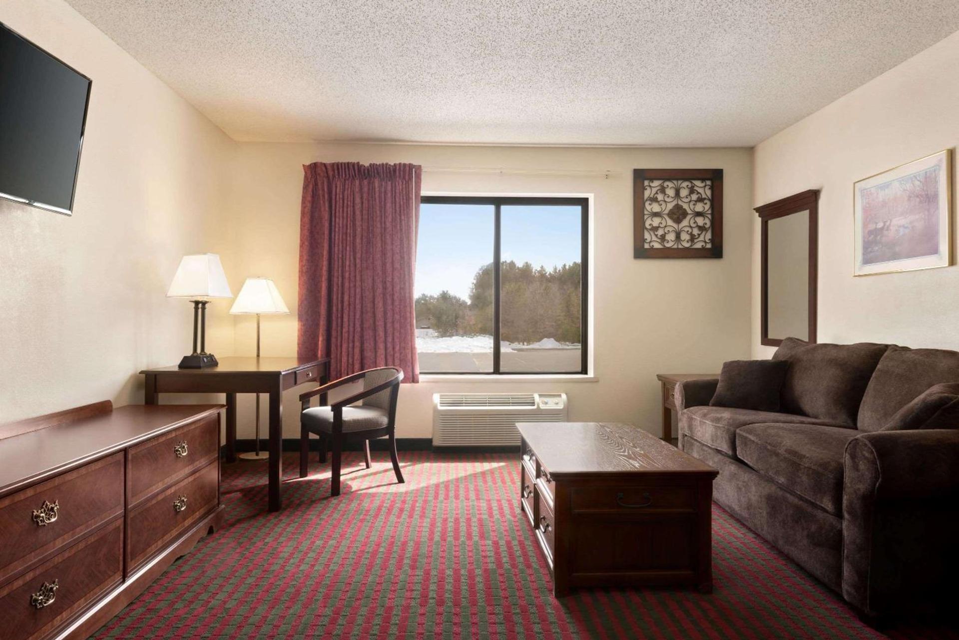 Days Inn by Wyndham Eagle River photo 11
