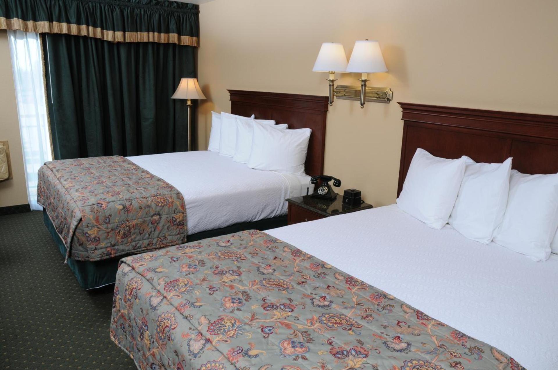 Pike's Waterfront Lodge photo 39