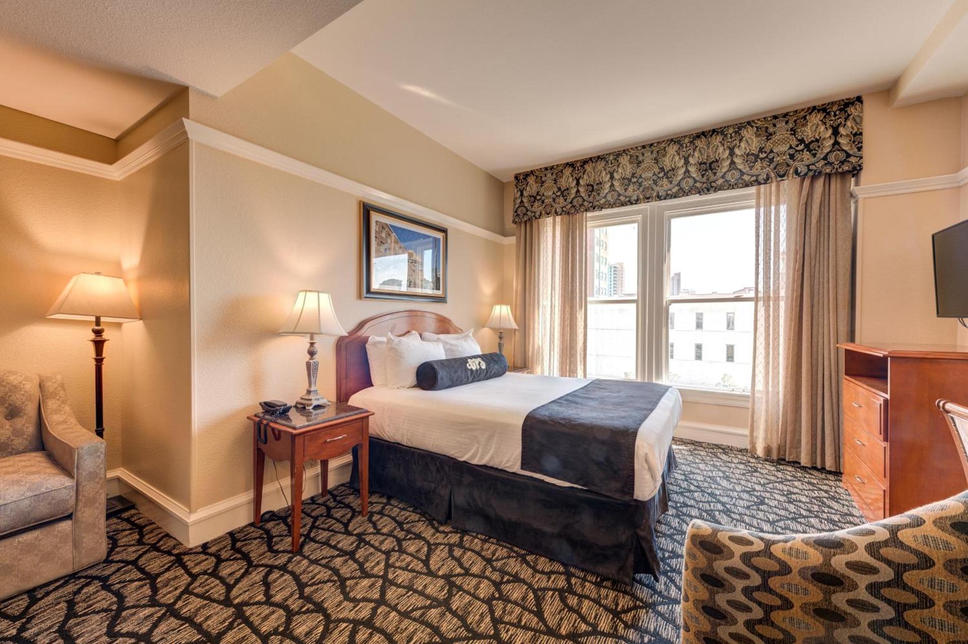 Gaslamp Plaza Suites photo 25