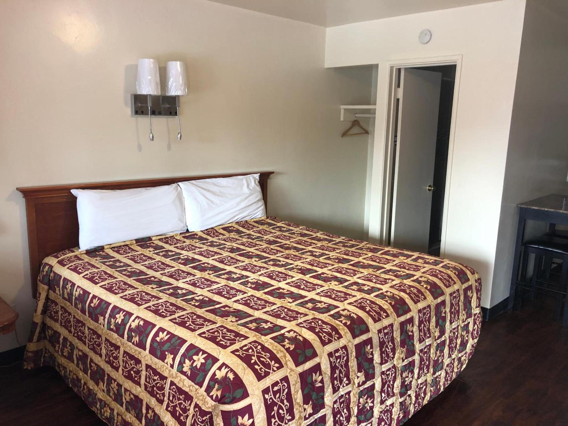 Mount-N-Lake Motel photo 8