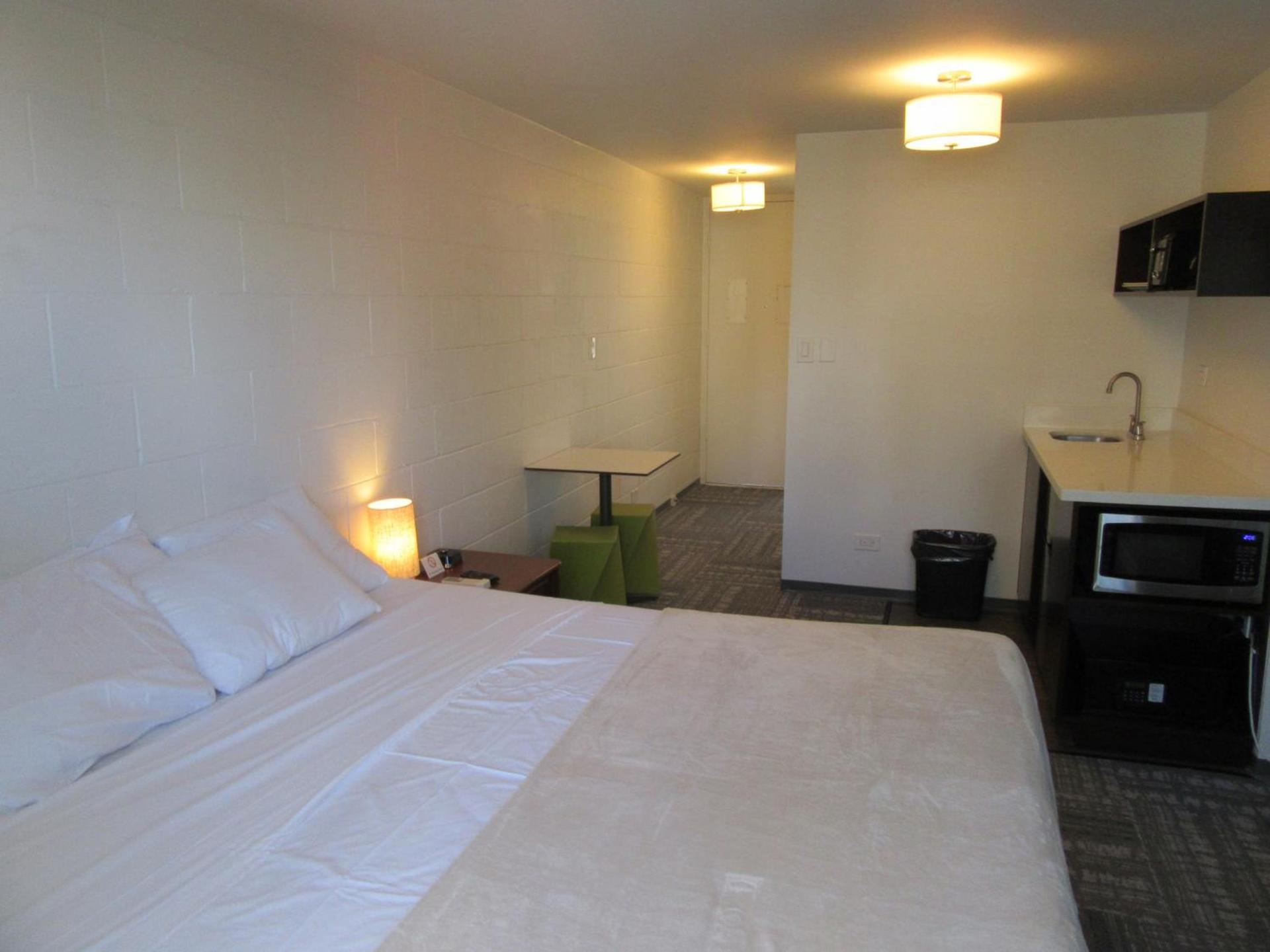 Waikiki Central Hotel - No Resort Fees photo 19