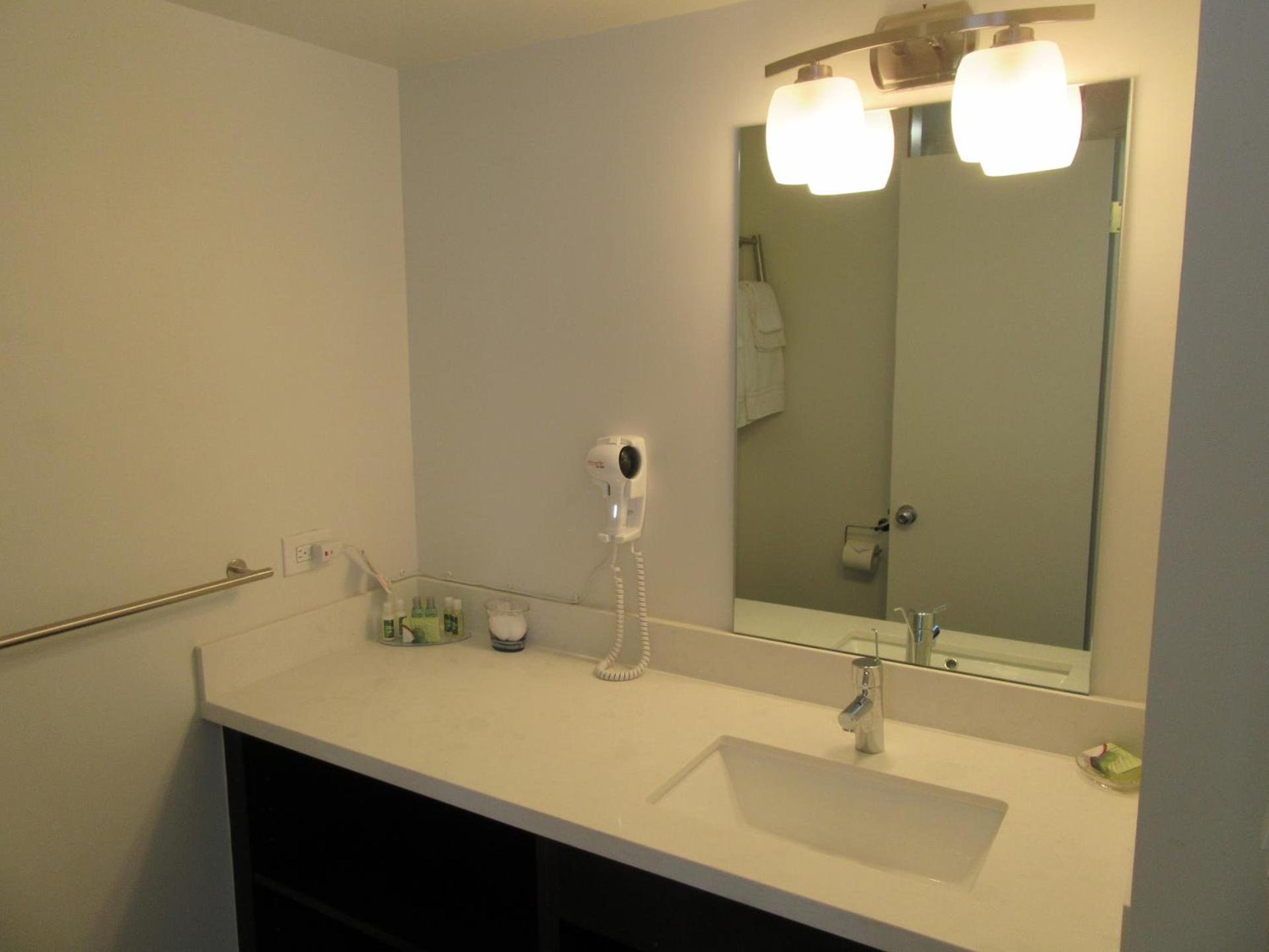 Waikiki Central Hotel - No Resort Fees photo 21