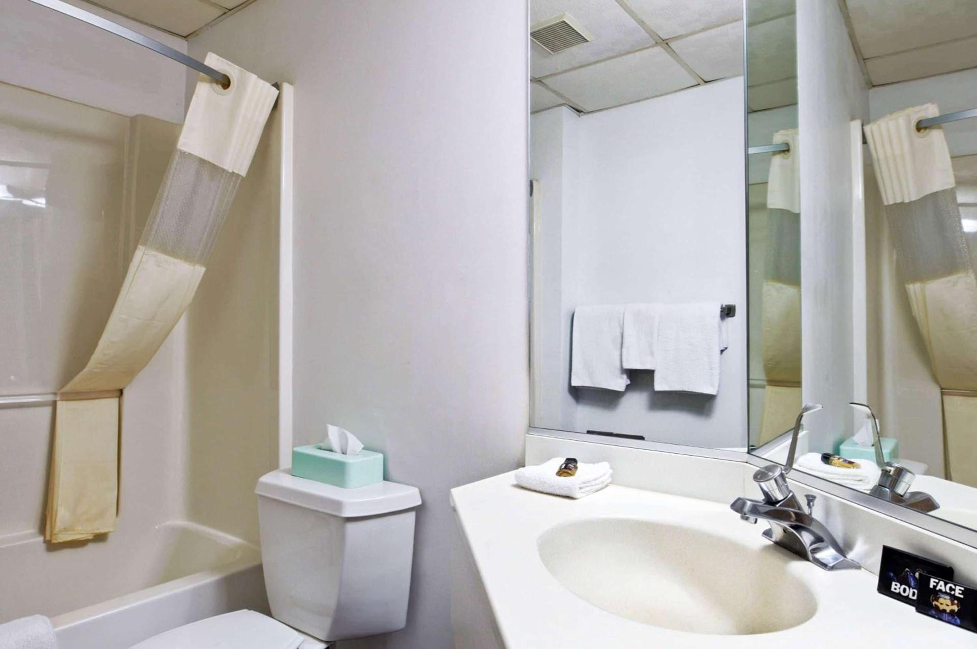 Travelodge by Wyndham Niagara Falls - New York photo 49