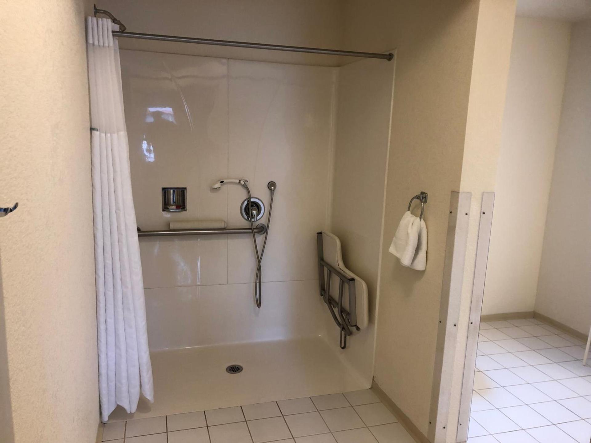 Super 8 by Wyndham Fort Bragg photo 11