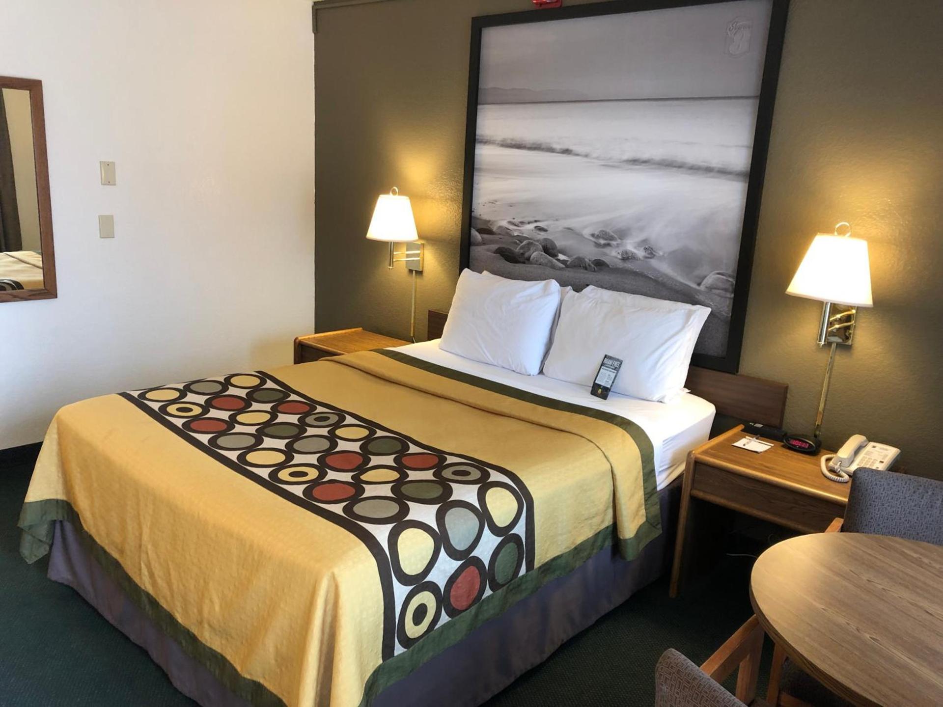 Super 8 by Wyndham Fort Bragg photo 13