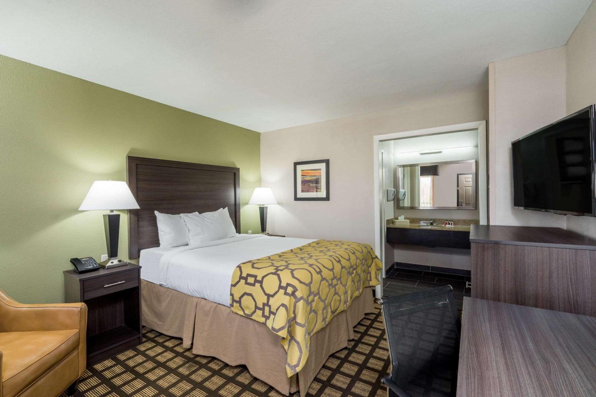 Baymont by Wyndham Clarksville photo 58