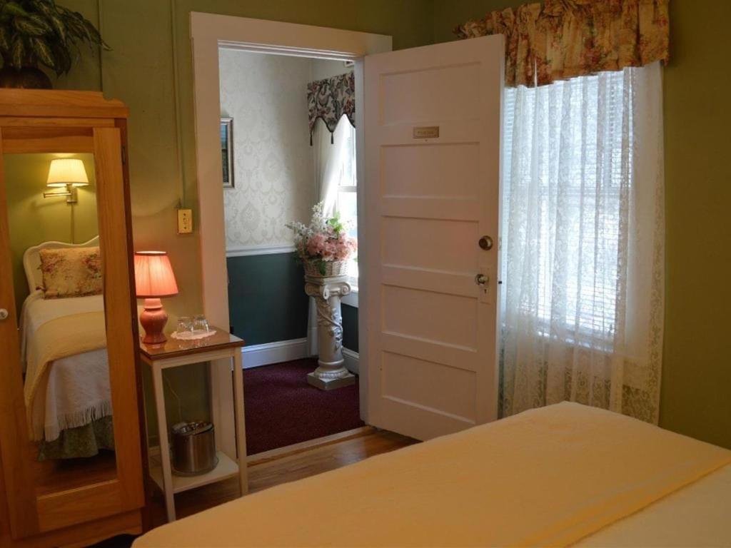 Red Rocker Inn photo 71