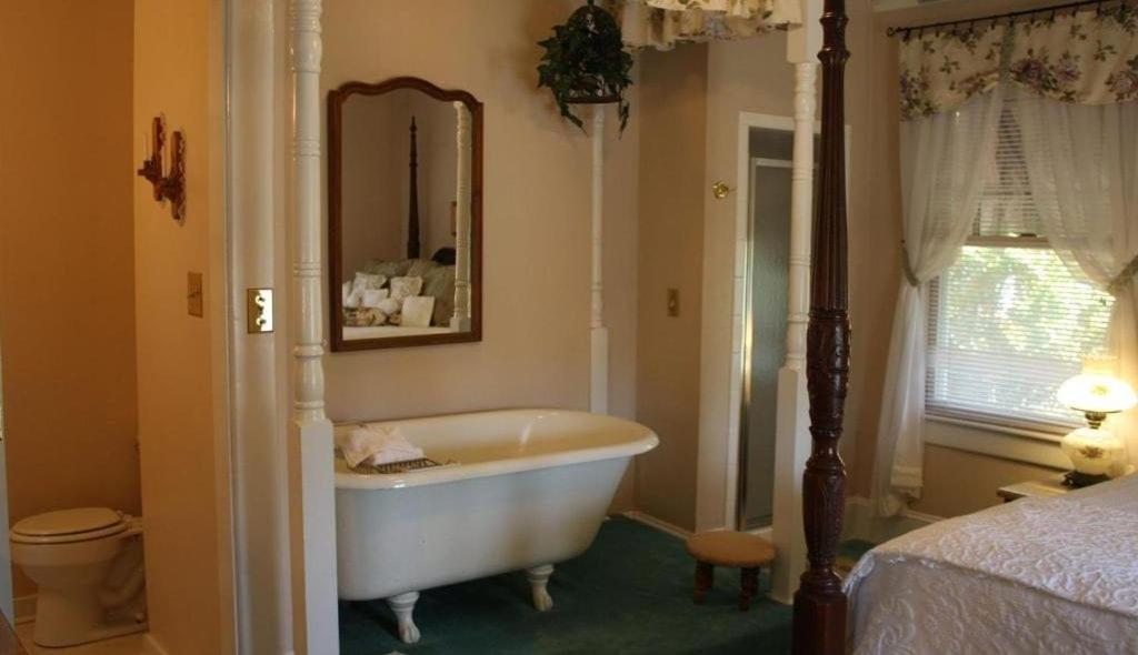 Red Rocker Inn photo 36