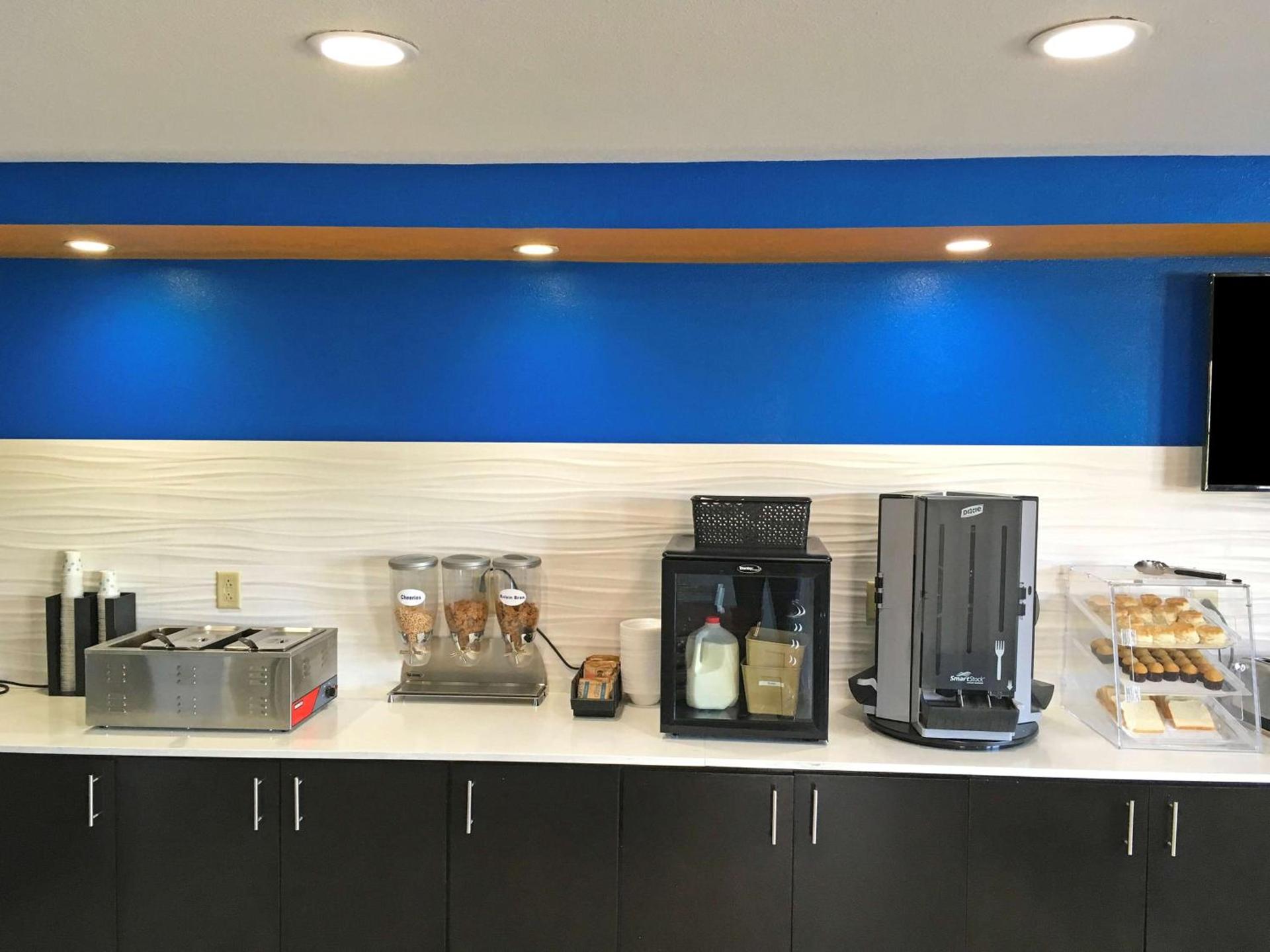 Americas Best Value Inn Denham Springs photo 14