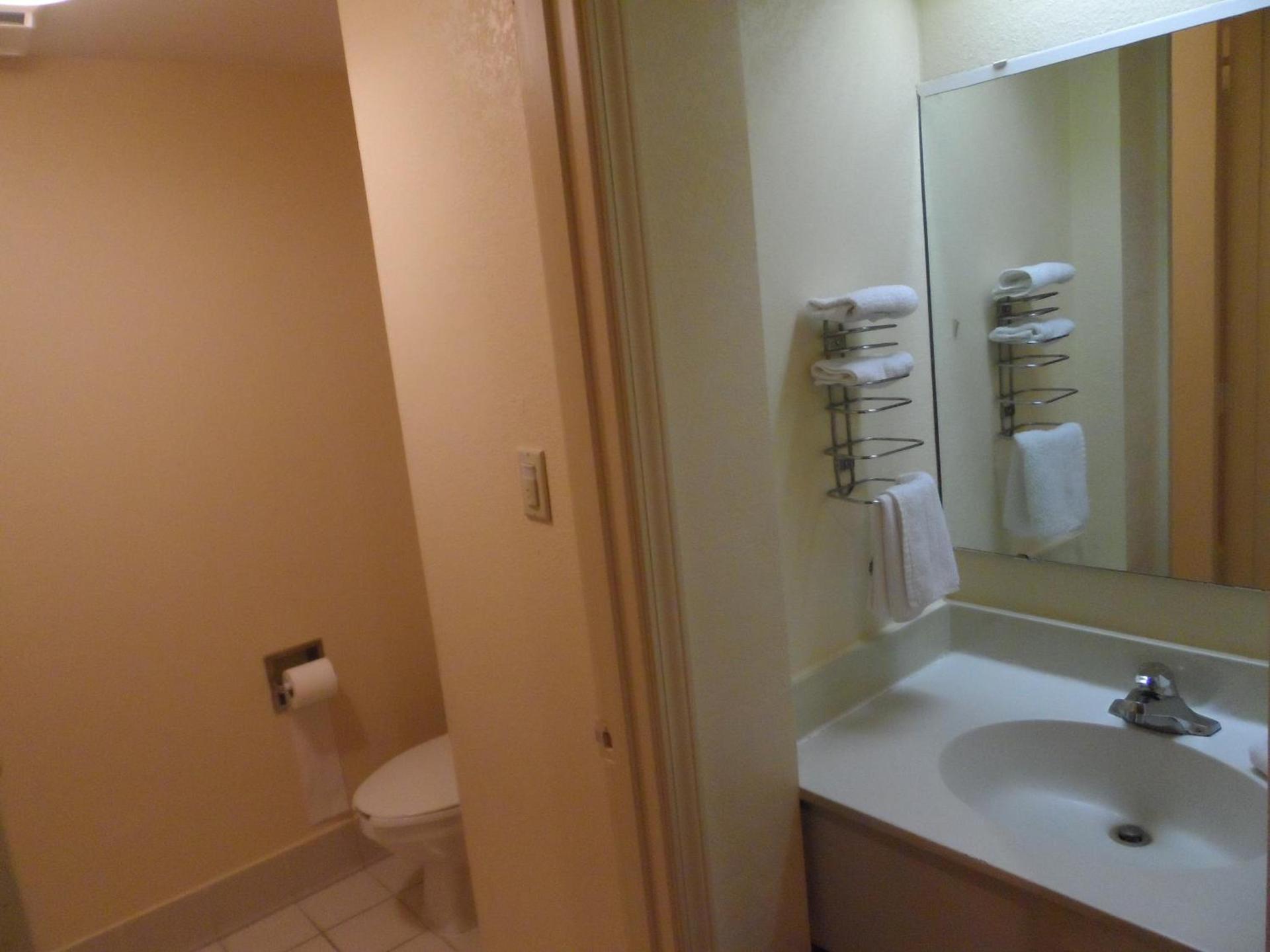 American Inn Evansville East photo 10