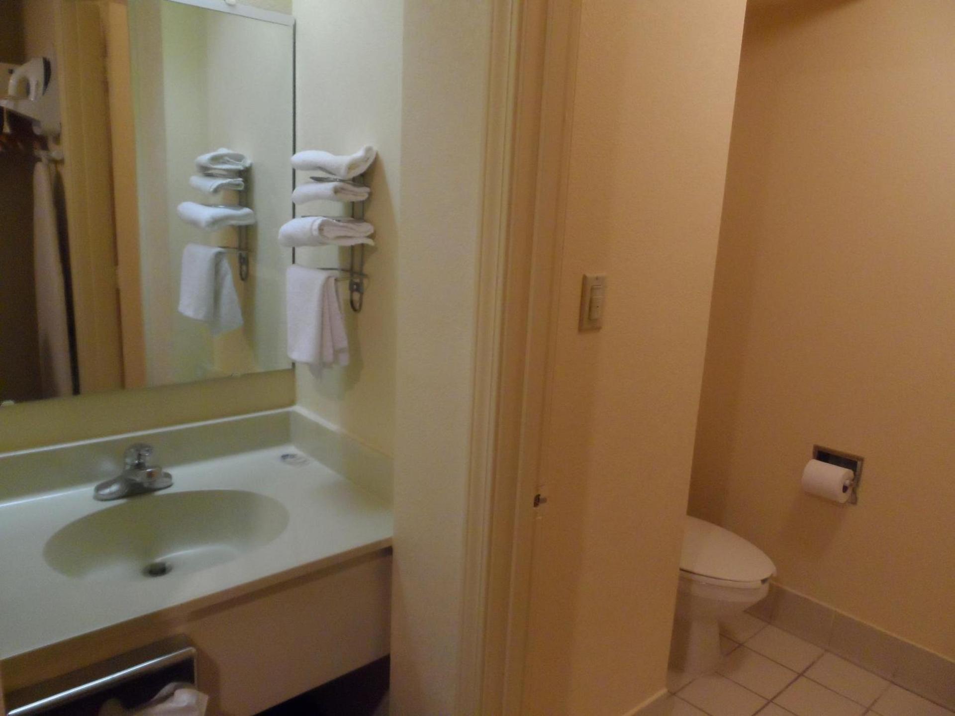 American Inn Evansville East photo 14