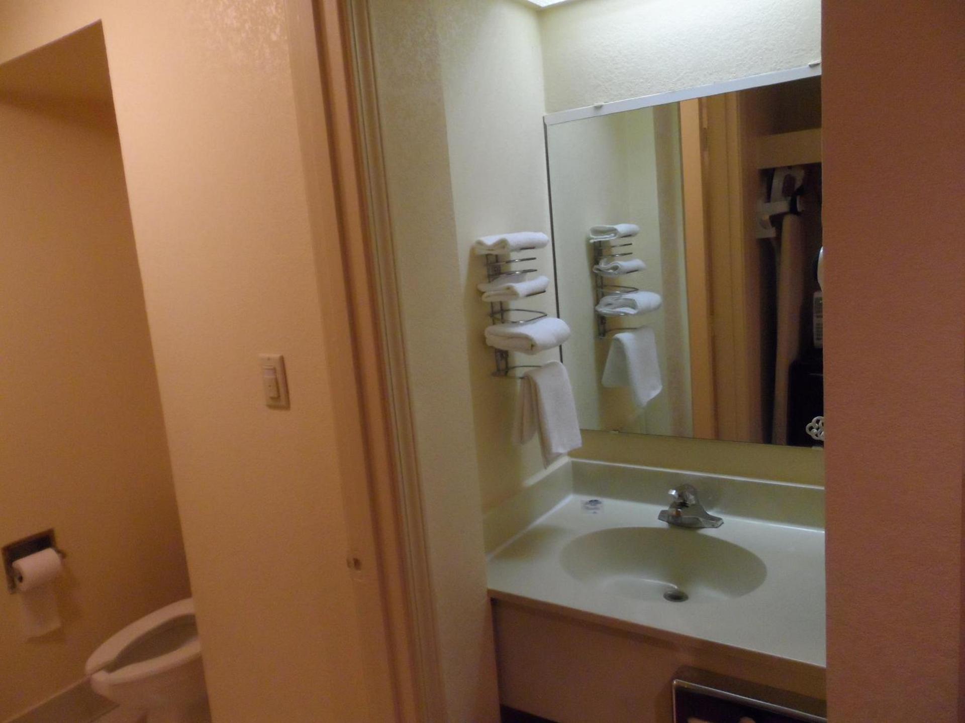 American Inn Evansville East photo 15