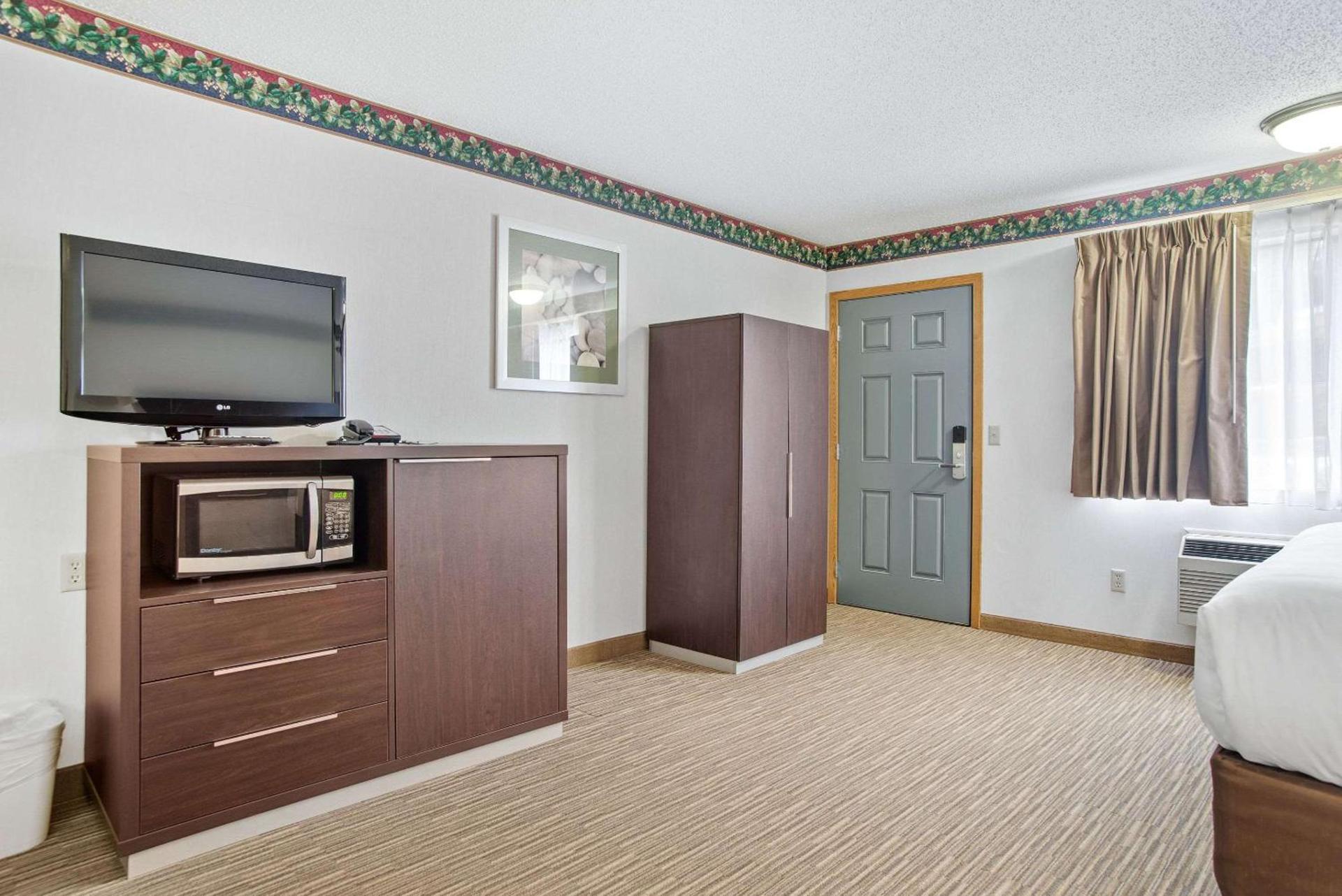 EverSpring Inn & Suites photo 32